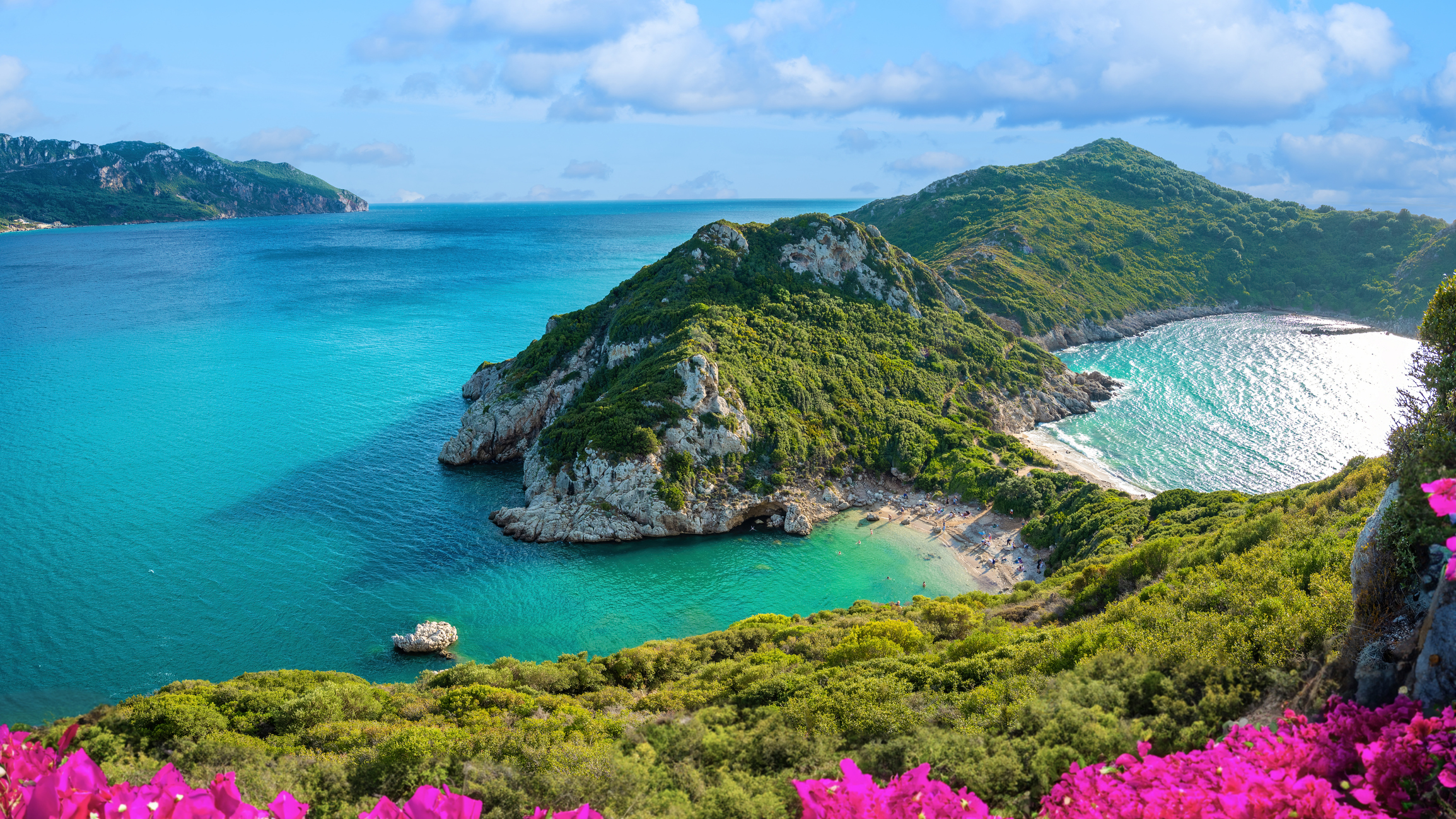 De combinatie van cultuur, natuur en strand maakt Corfu een geliefde bestemming voor cultuurliefhebbers die ook willen ontspannen. Huur een bootje naar Porto Timoni, een dubbele baai met helder water, enkel bereikbaar per boot of een steil wandelpad.