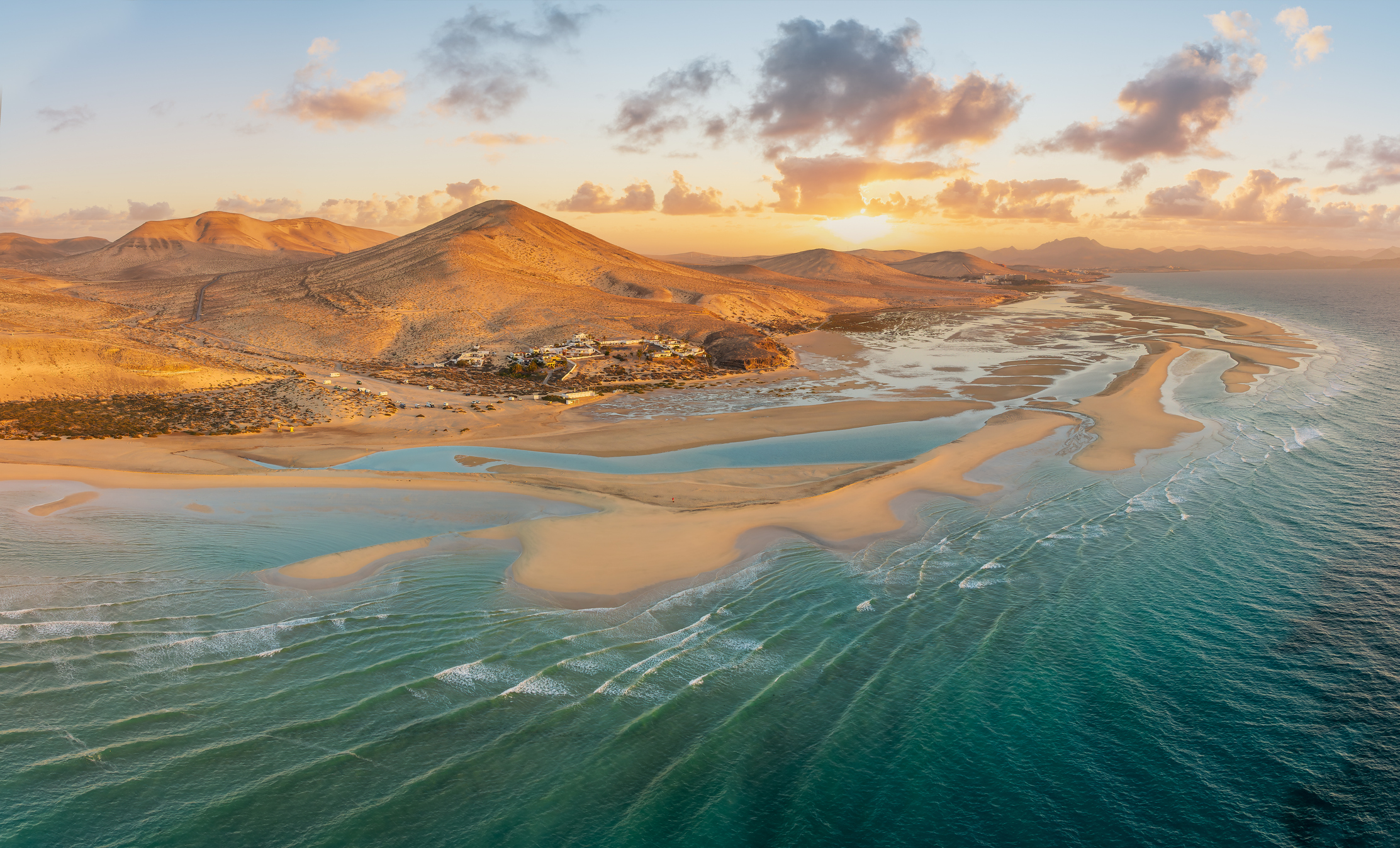 Fuerteventura heeft de mooiste én langste stranden van de Canarische Eilanden. Denk Sahara-achtige duinen, verlaten baaien en helderblauw water. Het eiland is populair onder wind- en kitesurfers, maar juist ook geschikt voor wie gewoon wil relaxen aan een rustig strand.