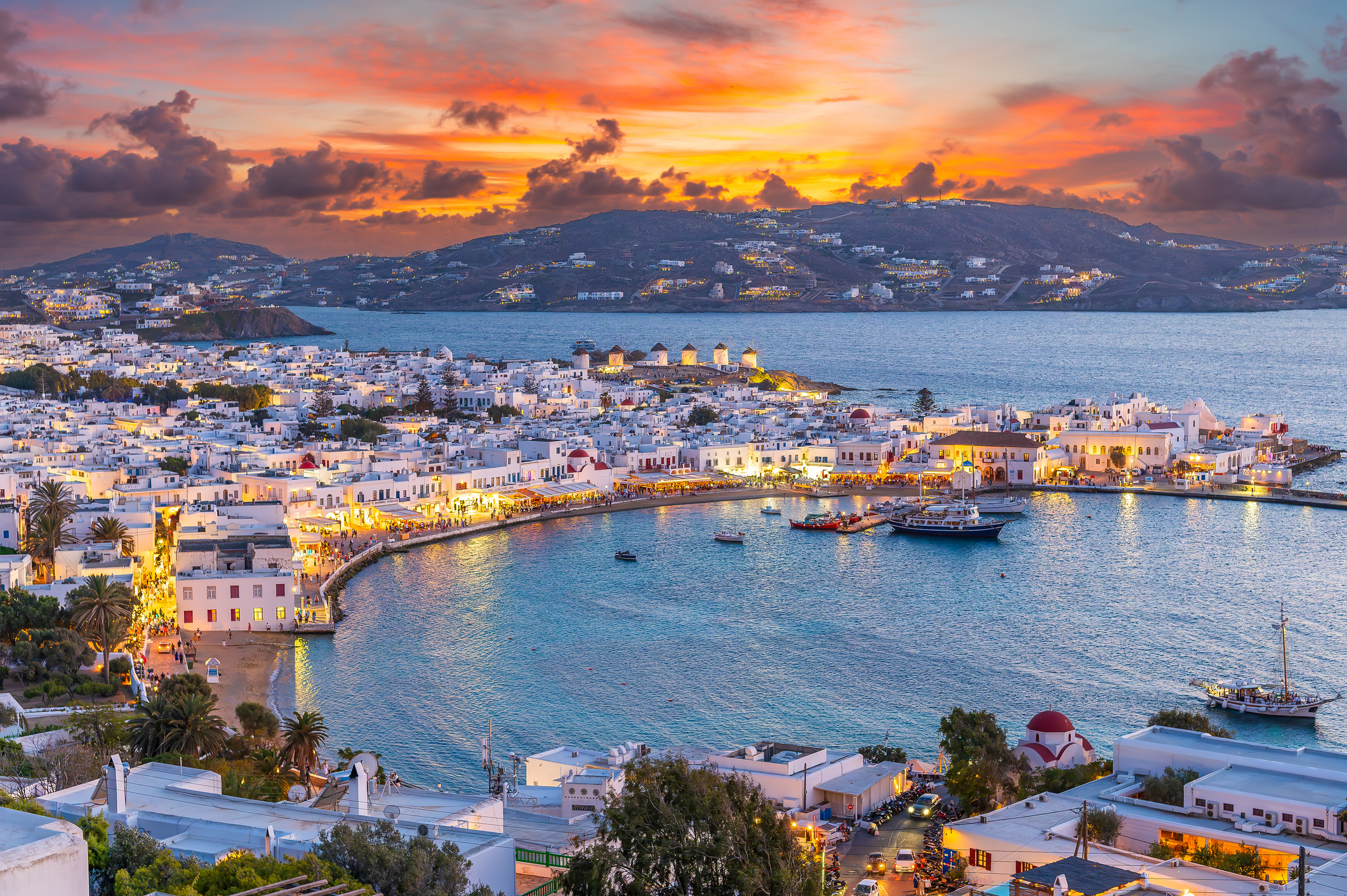 Mykonos staat wereldwijd bekend als hét party-eiland van de Cycladen. Overdag relax je op trendy stranden als Psarou en Paradise Beach, waar de muziek al vroeg begint. ’s Avonds stroomt de stad vol voor cocktails, luxe diners en feesten tot in de vroege uurtjes. Maar Mykonos heeft ook een charmant oud stadje met smalle straatjes, windmolens en kapelletjes.