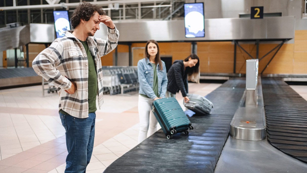 Man is bagage kwijt bij bagageband op luchthaven
