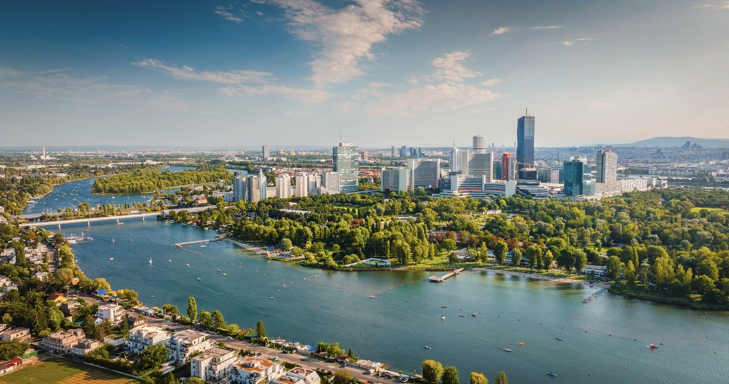 De Oostenrijkse hoofdstad Wenen kwam vorig jaar binnen in de top tien beste steden van Europa en blijft stevig op de achtste plek staan. De stad baant de weg voor mensgerichte stadsontwikkeling. Ze wordt geprezen om haar unieke combinatie van een rijke historie en een sociaal, vooruitstrevend stadsbeleid.