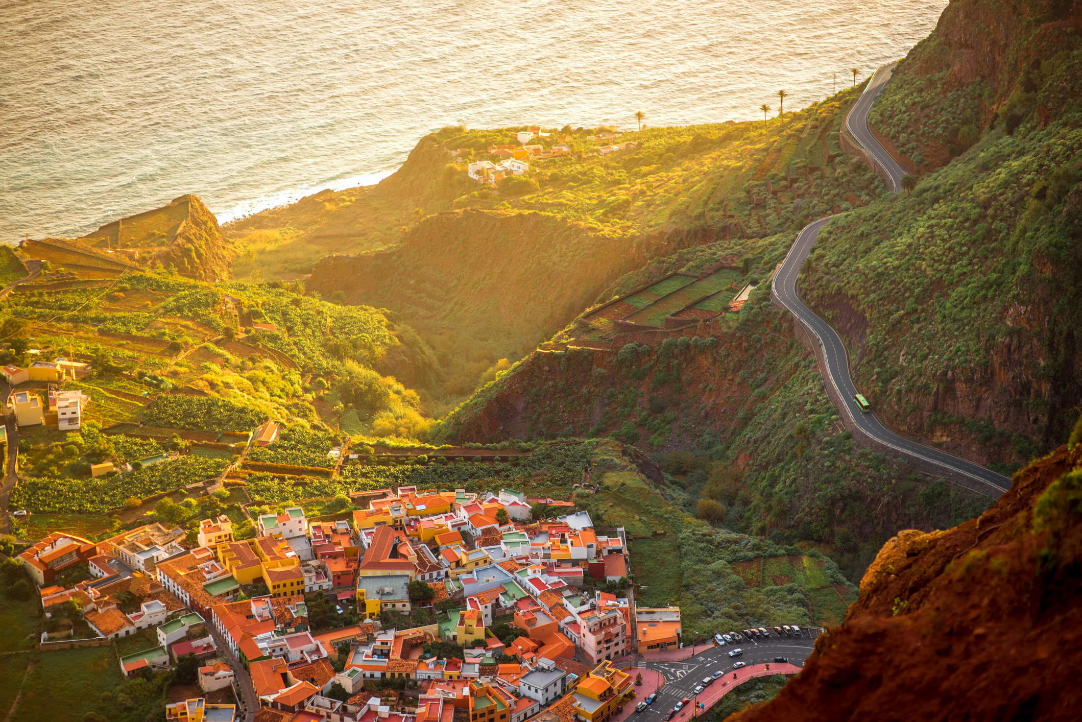 La Gomera is klein, ongerept en magisch mooi. Het eiland voelt als een geheim eiland dat je deelt met slechts een handvol andere reizigers. Er zijn nauwelijks hotels, wél charmante guesthouses en finca’s midden in de natuur. Ideaal voor wie even wil onthaasten. Hier draait alles dan ook om de natuur: het mysterieuze nevelwoud van Garajonay dat op de Werelderfgoedlijst van Unesco staat, steile barranco’s (bergkloven), steile wandelpaden en uitzichtpunten die het landschap als een dramatisch reliëf ontvouwen. Voor wandelaars is dit een paradijs.