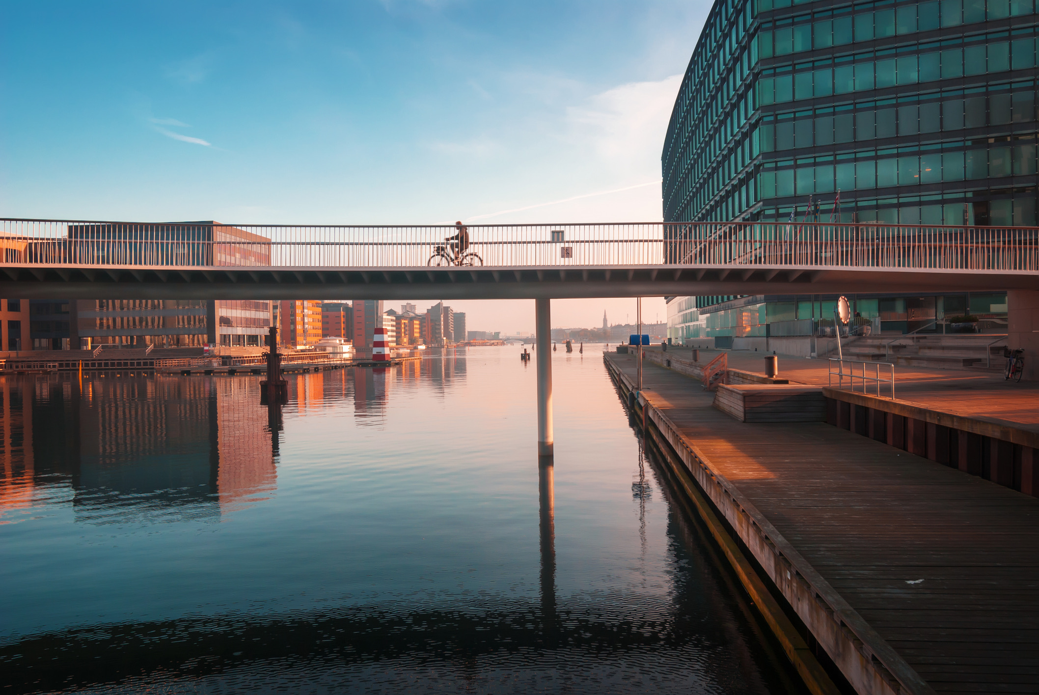 Kopenhagen stoot Praag uit de Europese top beste steden en nestelt zichzelf stevig op plek negen, dankzij haar ongeëvenaarde focus op leefbaarheid en mensgerichte stedenbouw.