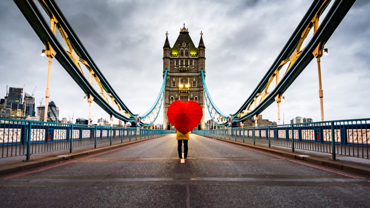 Meisje met hartjes-paraplu op Tower Bridge, Londen.