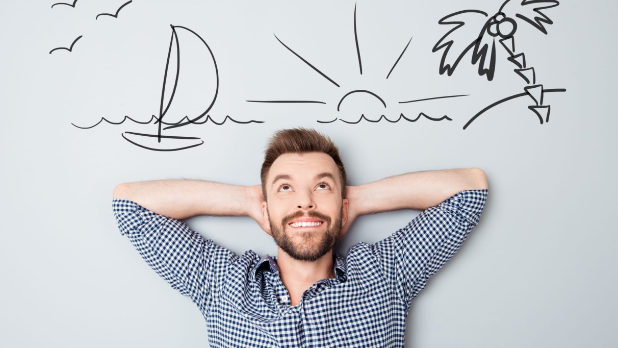 Vrolijke jonge man droomt over vakantie, vakantievoorpret