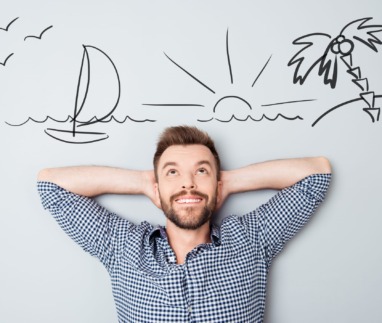 Vrolijke jonge man droomt over vakantie, vakantievoorpret