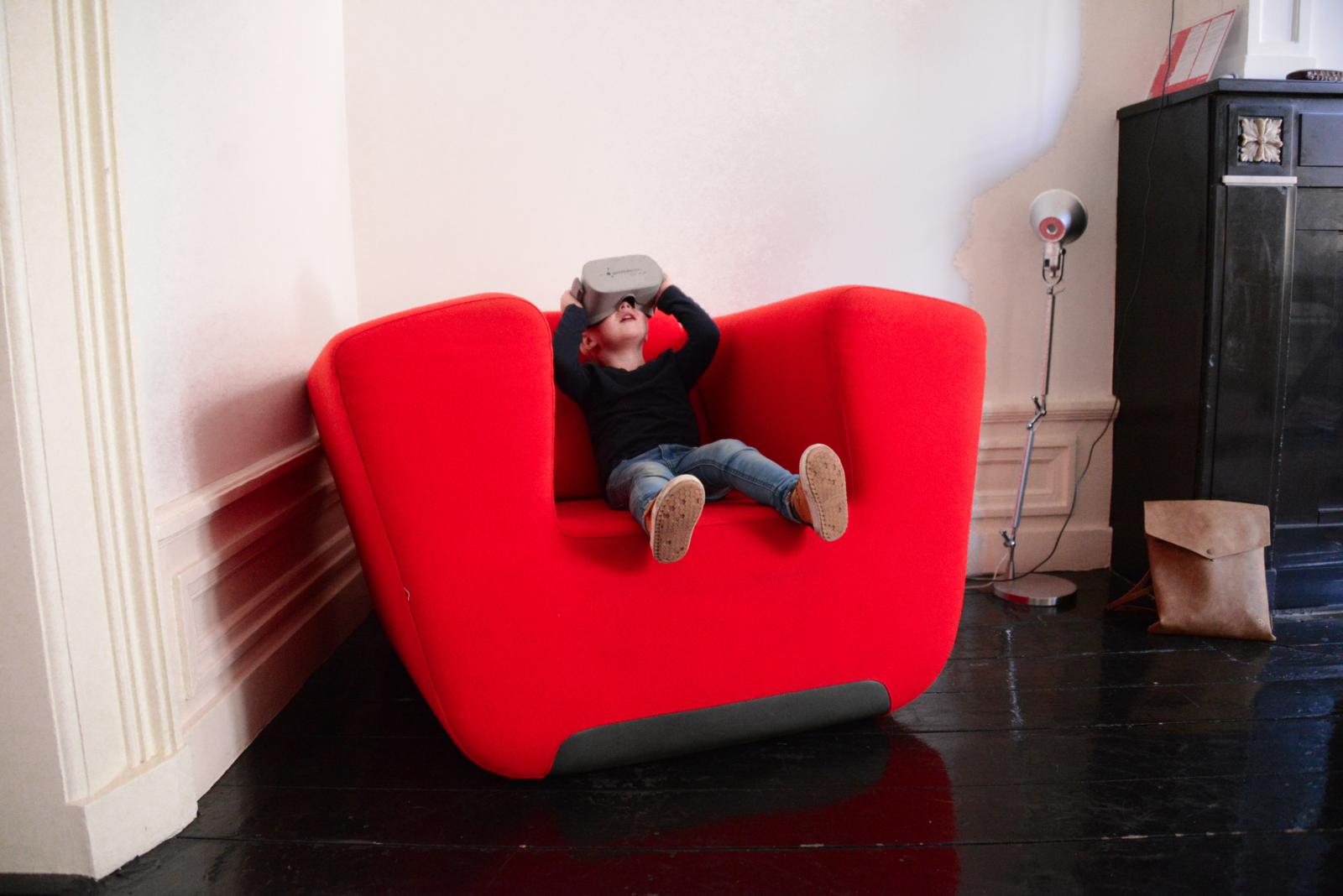 Kind met VR-bril in interactieve tentoonstelling Het Huis dat met je Hersenen Speelt in Leeuwarden