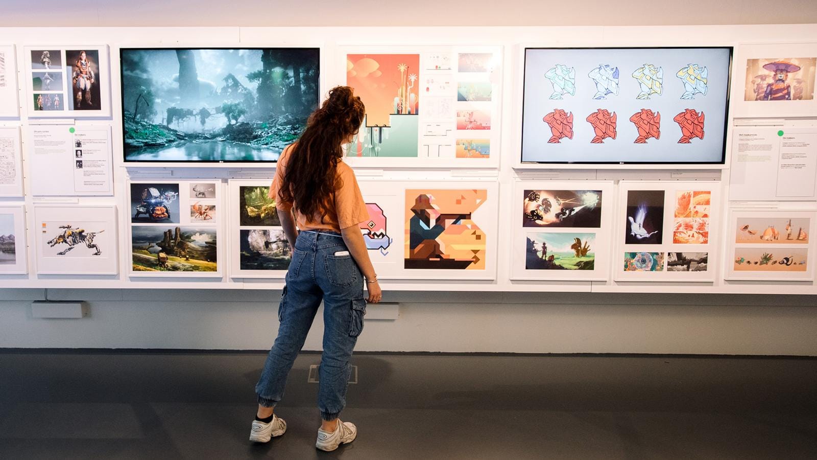 Bezoeker bekijkt game-ontwerpen en animaties in Storyworld Groningen