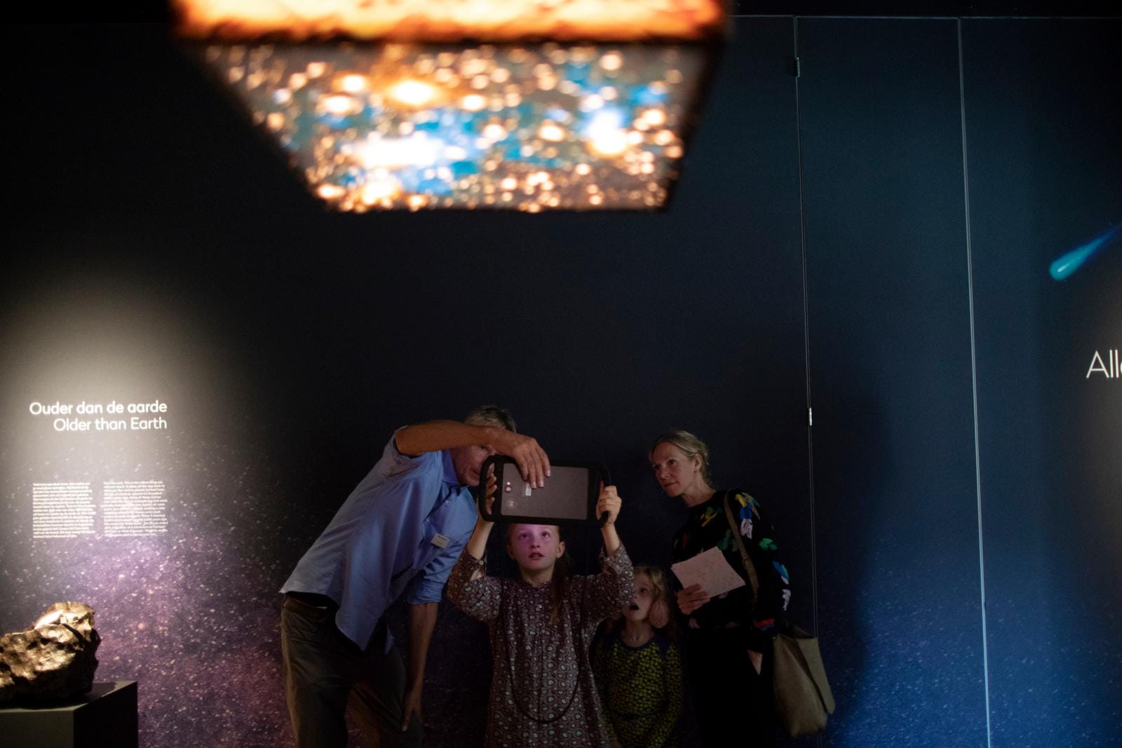 Kinderen volgen een interactief kosmisch college met tablet in Sonnenborgh, Utrecht