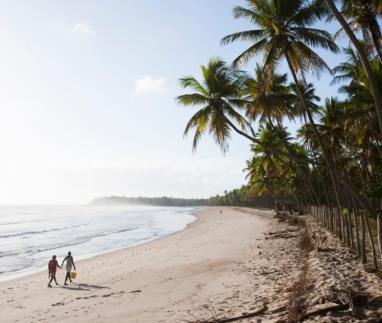Twee mensen lopen op het strand van Bahia in Brazilië