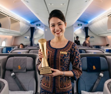 Stewardess van Singapore airlines houdt Skytrax award vast voor beste airline van 2026