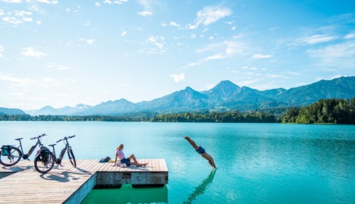 Man springt in water om af te koelen in Villach, Oostenrijk