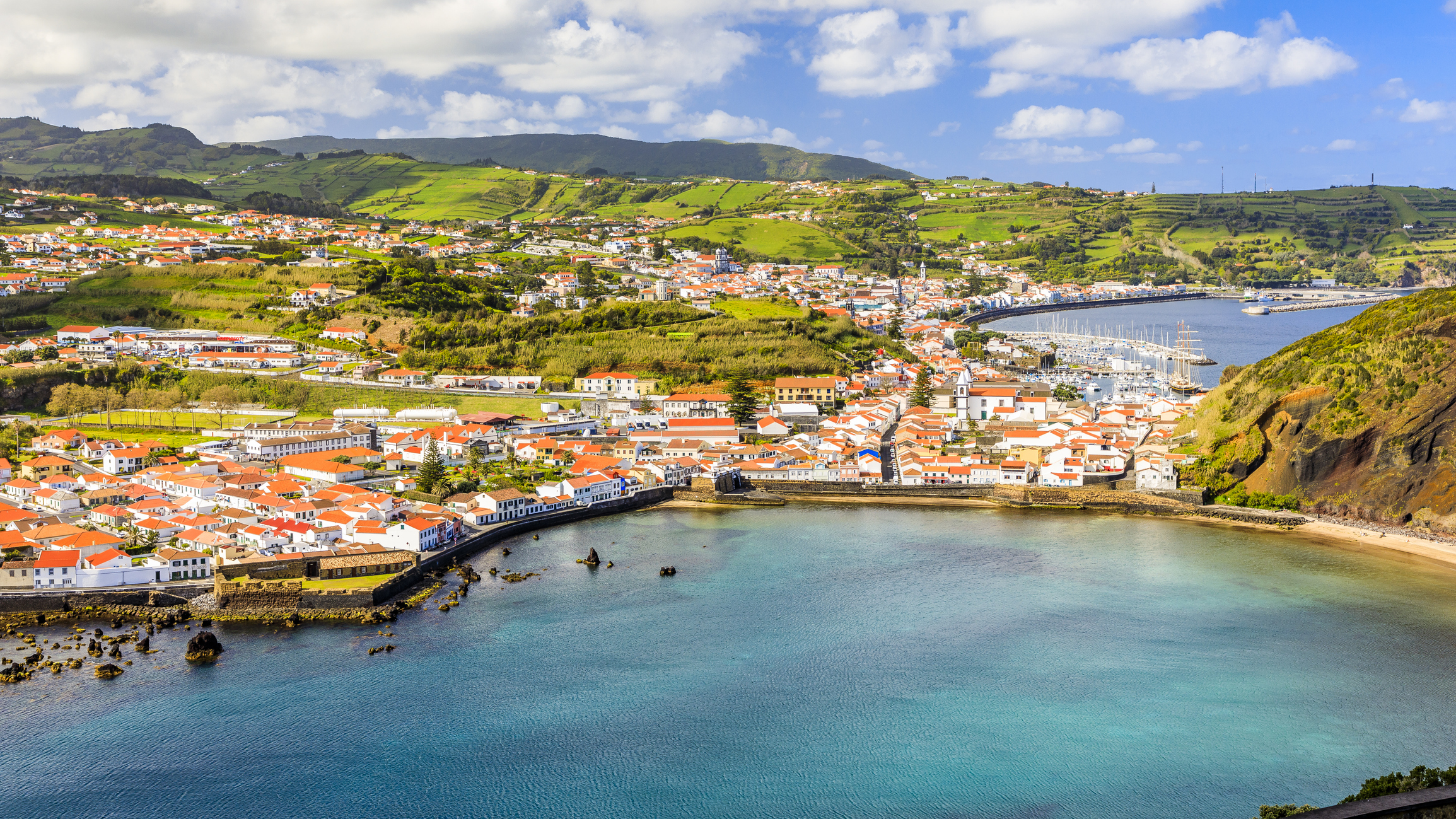 Faial op de Azoren wordt vaak overschaduwd door zijn buren Pico en São Jorge, maar heeft een heel eigen charme. De stad Horta is beroemd als tussenstop voor oceaanzeilers en bruist van de maritieme sfeer, kleurrijke muurschilderingen en historische cafés. Faial biedt bovendien vulkanisch landschap, zoals de Caldeira do Faial en het maanlandschap van Capelinhos.