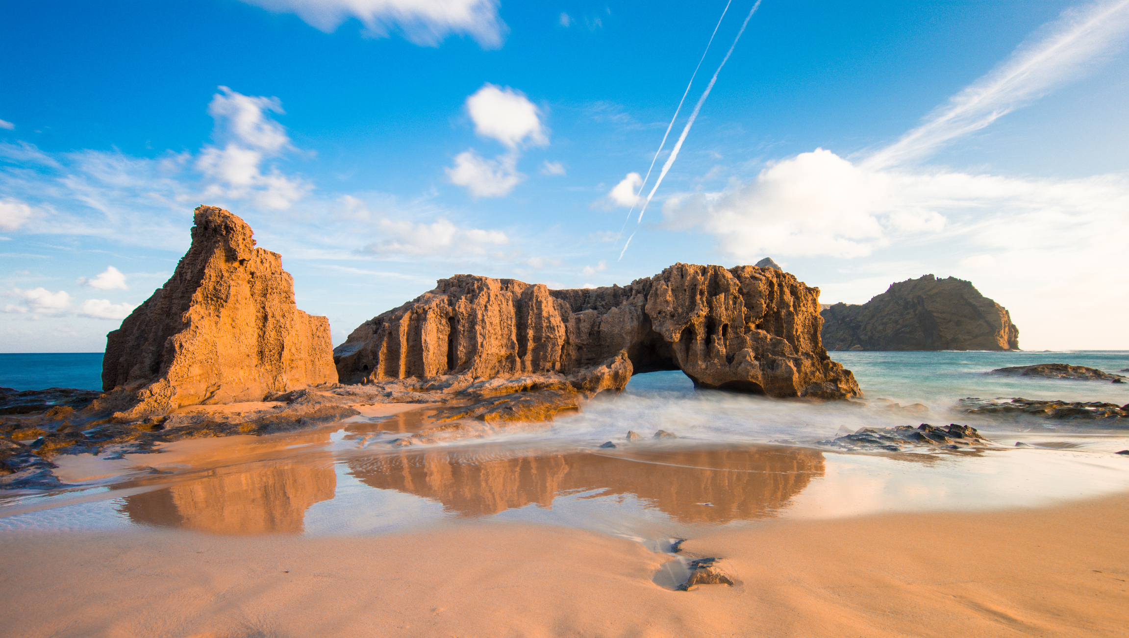 Porto Santo is het kleinere, drogere broertje van Madeira. Hier geen berglandschap, maar een negen kilometer lang goudgeel strand, rust en helende zeelucht. Ideaal voor wie wil ontspannen, wandelen langs de kust of golfen met uitzicht op zee.