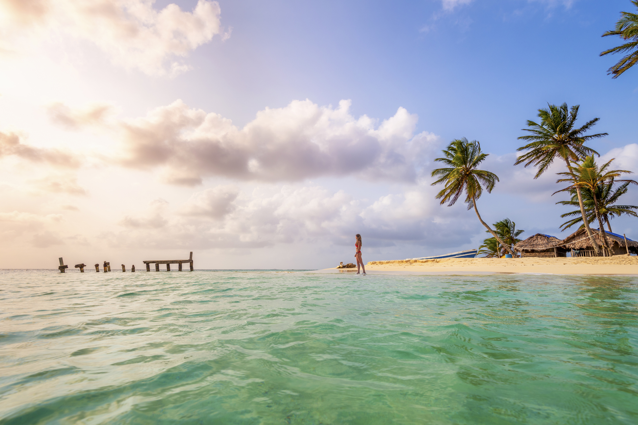 De San Blas-archipel bestaat uit bijna vierhonderd kleine eilanden voor de Caraïbische kust van Panama. Veel van deze eilandjes zijn onbewoond of bewoond door de inheemse Guna-bevolking. Er zijn geen luxe resorts, enkel eenvoudige hutjes op het strand: back to basics in het paradijs. Geen wegen, geen wifi, geen afleiding. Je leeft op het ritme van de zon, de zee en de sterren.