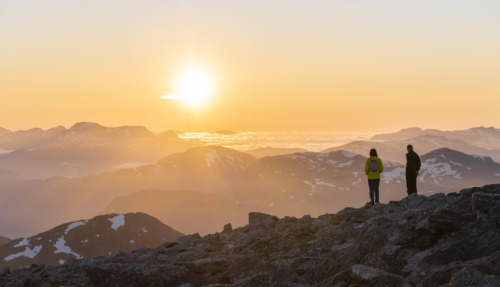 Hikers genieten van de zonsondergang in Breheimen, Noorwegen