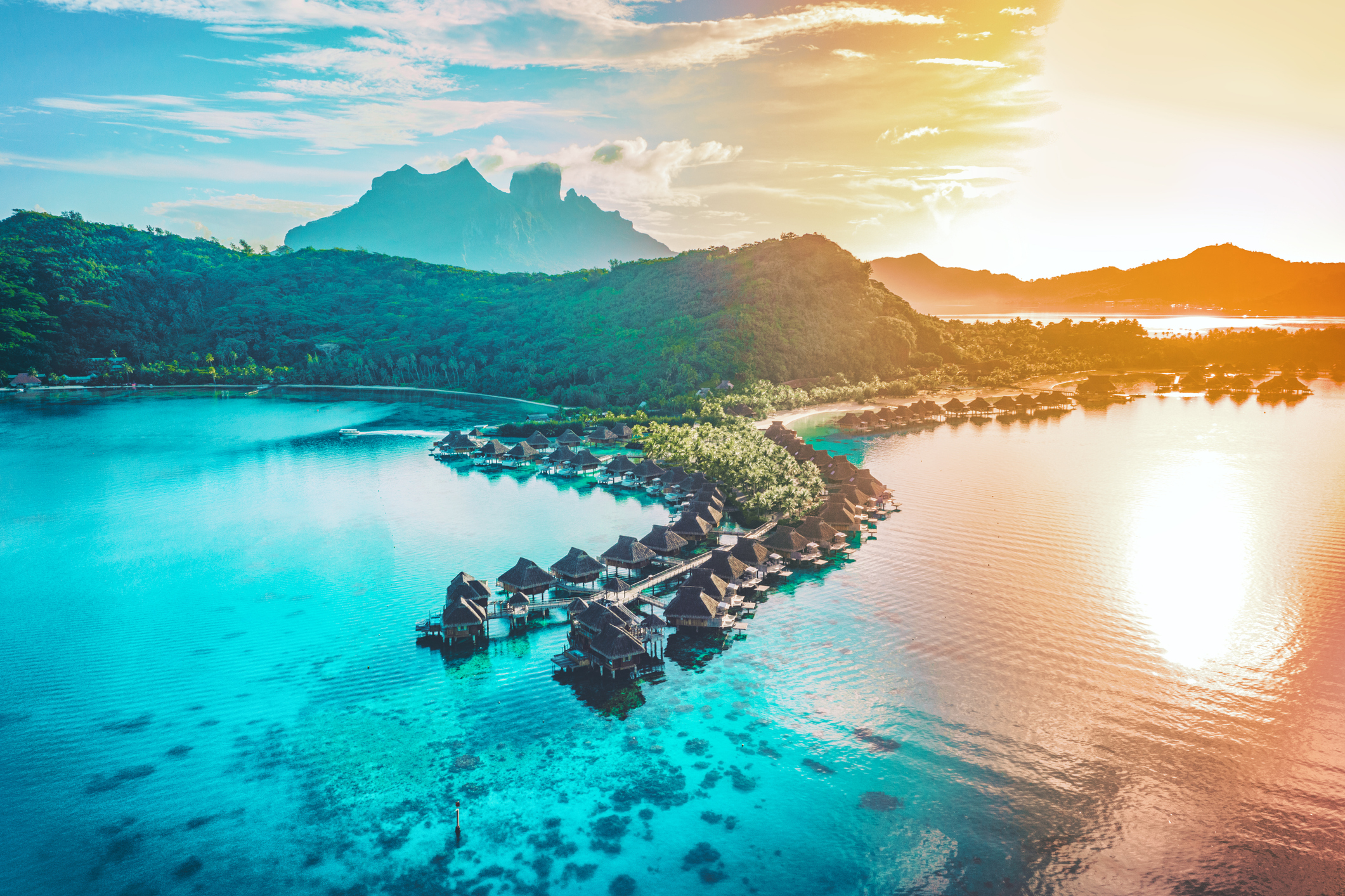 Bora Bora is het kroonjuweel van Frans-Polynesië: een vulkanisch eiland omringd door een lagune en koraalrif, beroemd om zijn smaragdgroene water, drijvende villa’s en romantische zonsondergangen.