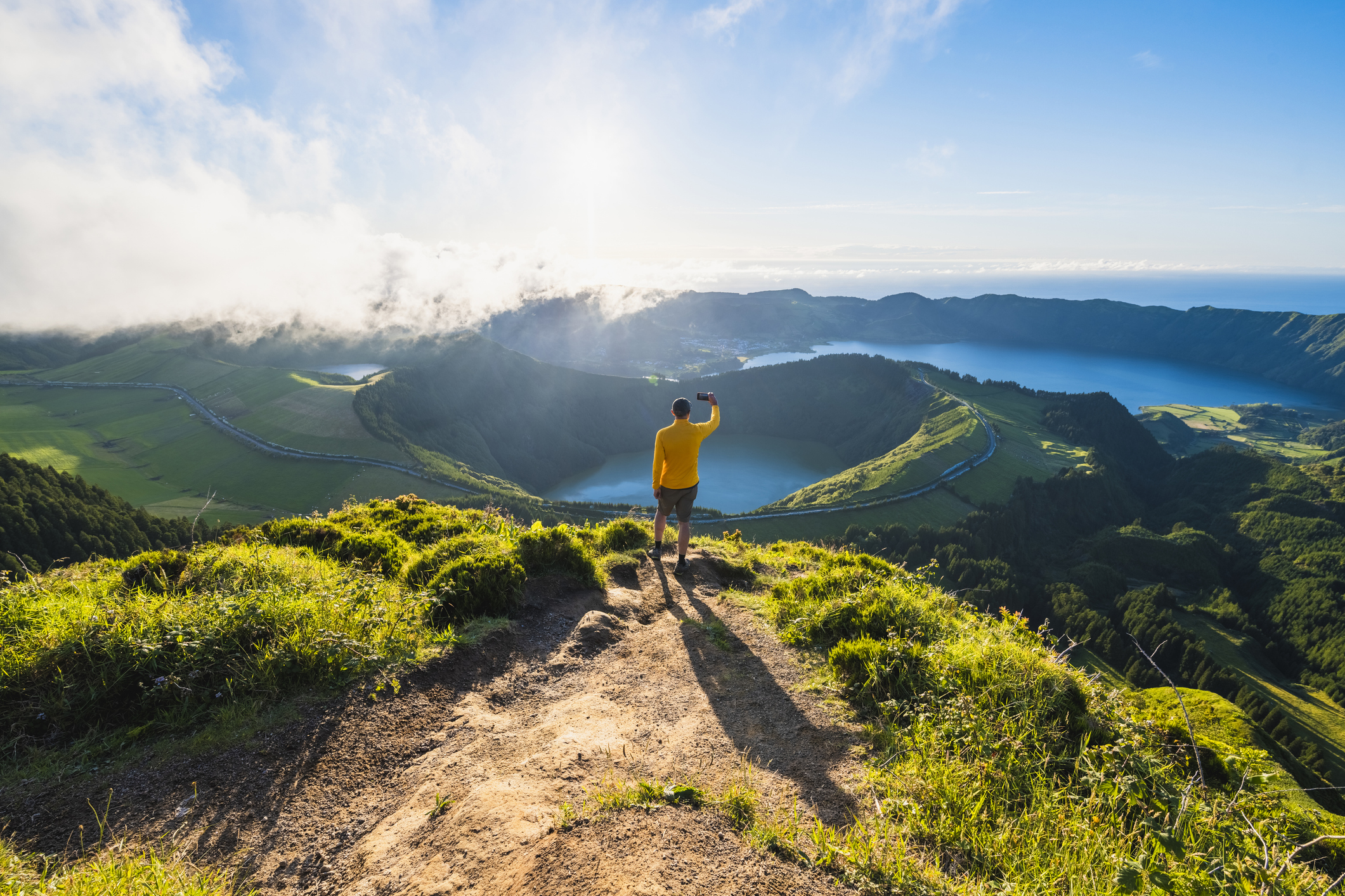 São Miguel, het grootste eiland van de Azoren, is een aaneenschakeling van vulkanische kratermeren, warmwaterbronnen, theeplantages, groene heuvels en zwarte stranden. Hier vind je de beroemde meren van Sete Cidades, de warmwaterbronnen van Furnas en eindeloze wandelmogelijkheden door ongerepte natuur. São Miguel voelt als IJsland meets tropen – maar dan op vier uur vliegen van Nederland.