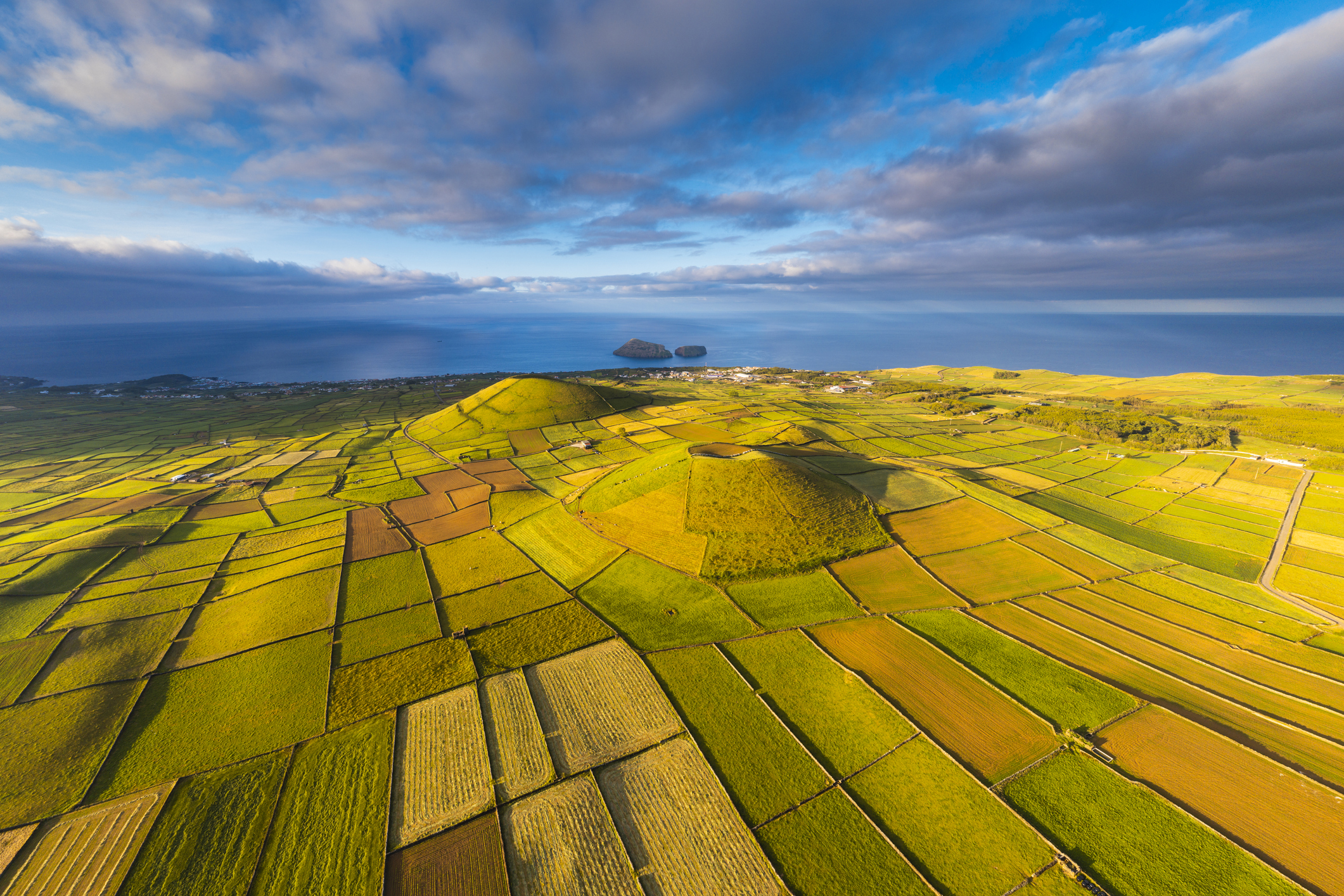 Terceira op de Azoren mixt pastelgekleurde koloniale steden, lokale festivals, traditie en natuur. De Unesco-hoofdstad Angra do Heroísmo is een van de oudste steden van de Azoren en ademt geschiedenis, van kerken tot forten en geplaveide pleinen. Tegelijk kun je hier ook wandelen in de jungle van Algar do Carvão of uitkijken over lavavelden.