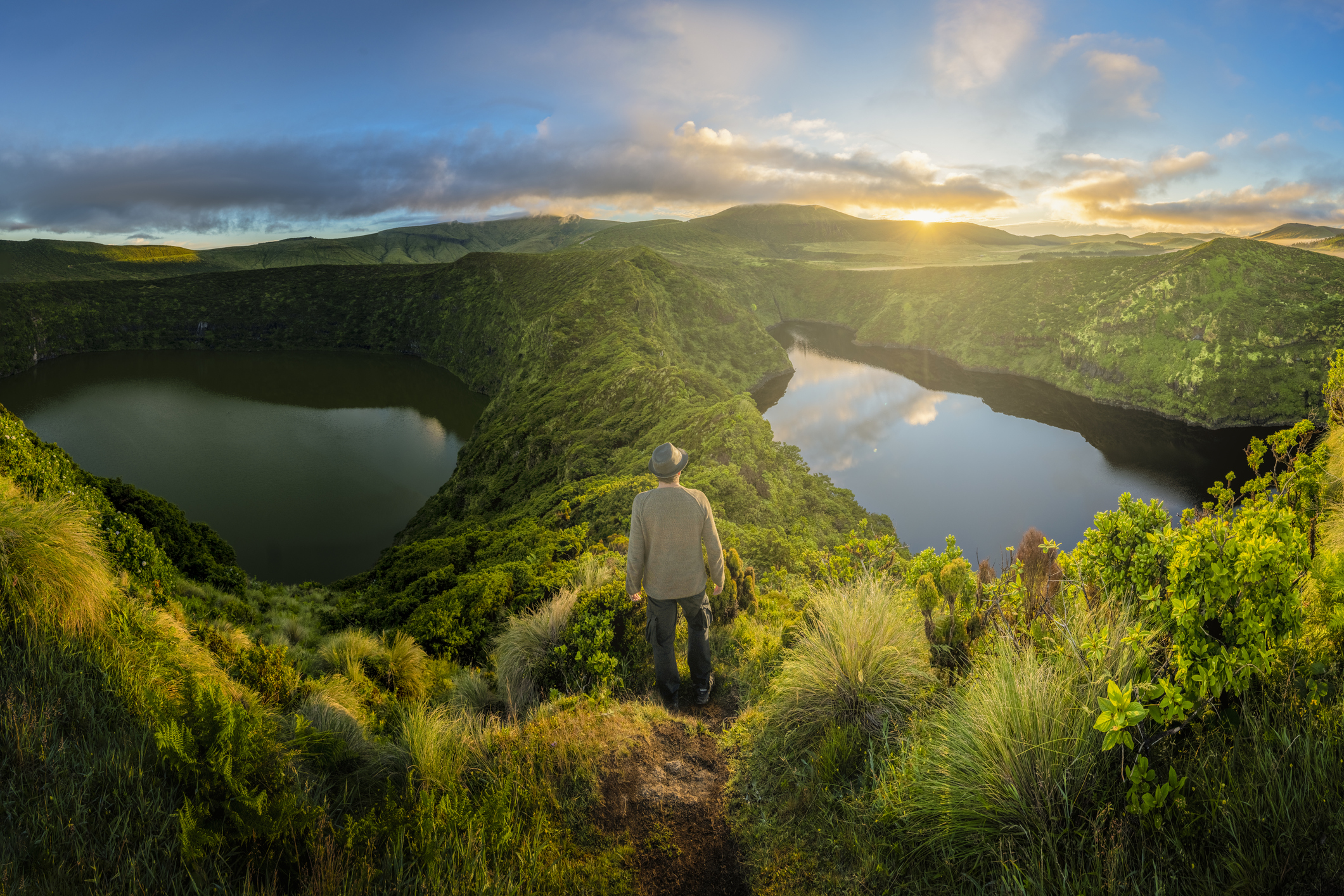 Flores is het natste én misschien wel mooiste eiland van de Azoren. Denk watervallen die rechtstreeks uit steile kliffen vallen, bloemenvelden die de naam eer aan doen, en wandelroutes langs kratermeren en verlaten valleien. Hier ervaar je de natuur in haar puurste vorm, zonder poespas, zonder massa, en zonder haast.