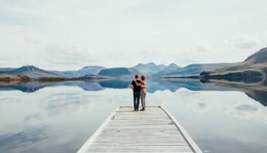 Koppel staat op de steiger van een meer in IJsland, het meest vreedzame land ter wereld in 2025