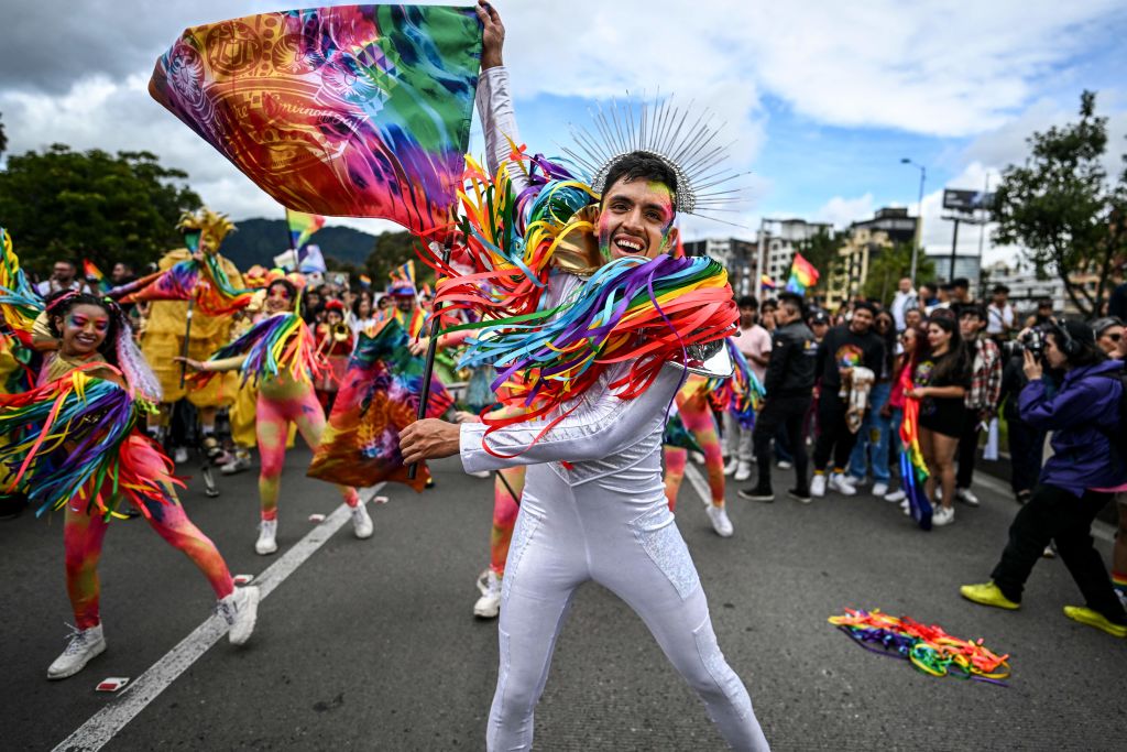 Een Pride op 2.600 meter hoogte? Bienvenidx a Bogotá! In de Colombiaanse hoofdstad is de queer-scene al decennialang springlevend, maar de laatste jaren wint de Bogotá Pride aan schaal, zichtbaarheid én creativiteit. 