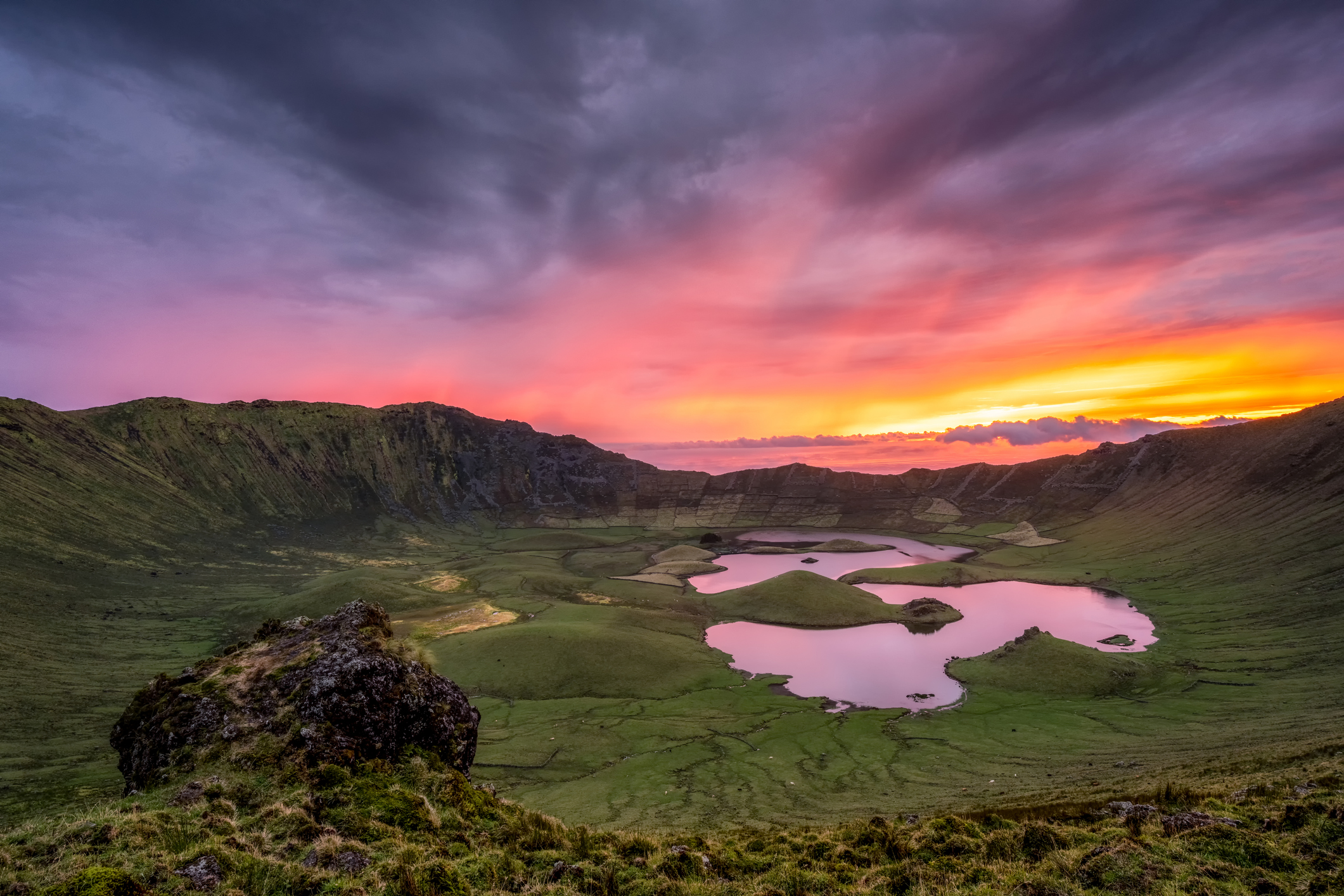 Corvo is het kleinste en meest afgelegen bewoonde eiland van de Azoren. Met één dorp, een paar honderd bewoners en een enorme vulkaankrater is dit het eindpunt van het eilandhoppen – letterlijk en figuurlijk. Hier is niets te doen, behalve zijn. En juist daarin schuilt de magie.