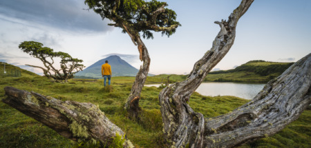 Persoon kijkt uit over de Pico vulkaan op het eiland Pico, Azoren, Portugal