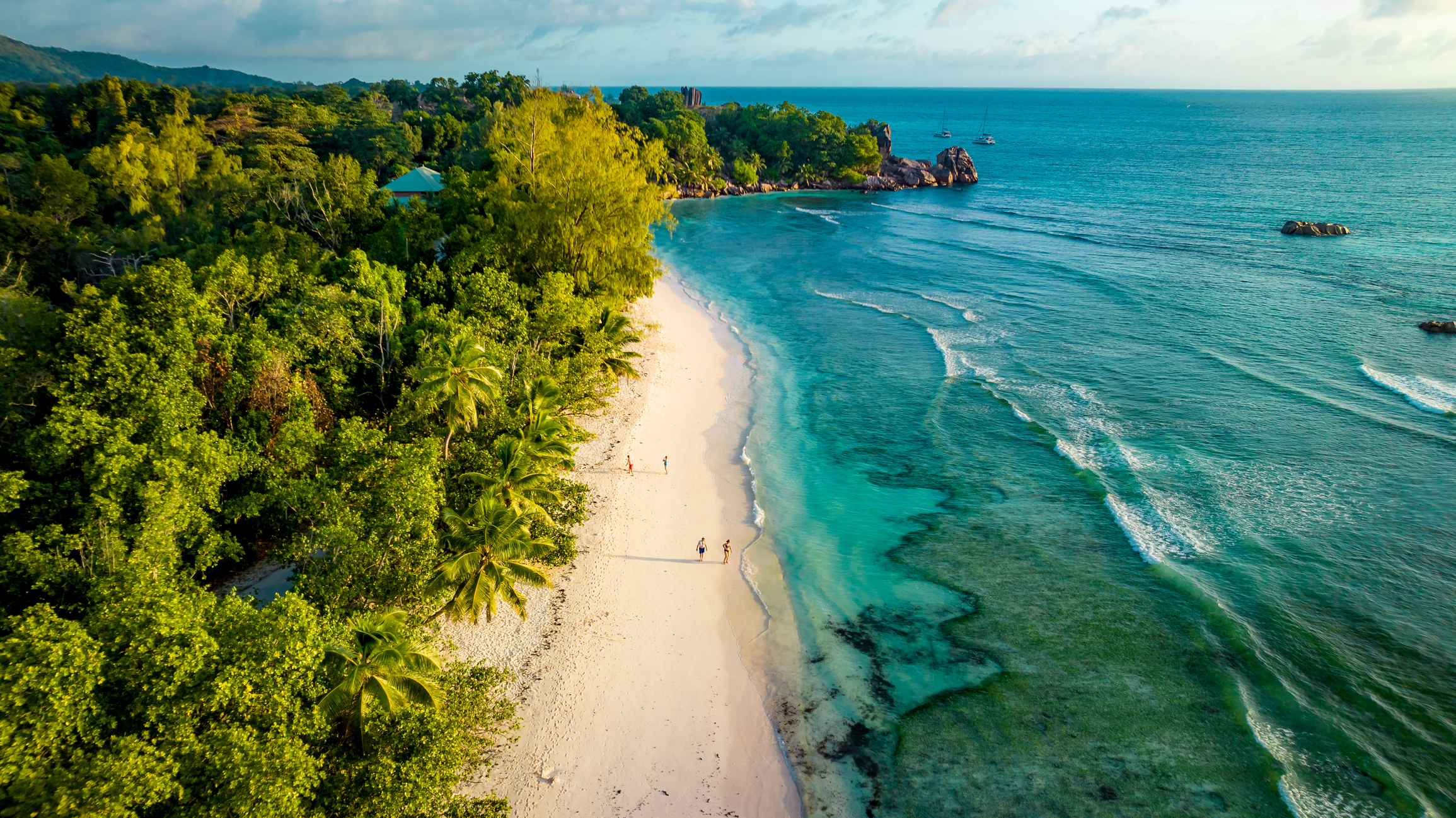 De Seychellen zijn een eilandengroep ten noorden van Madagaskar, bekend om granieten rotspartijen, weelderige jungle en bountystranden die eruitzien alsof ze gephotoshopt zijn, vooral Anse Source d’Argent op La Digue.
