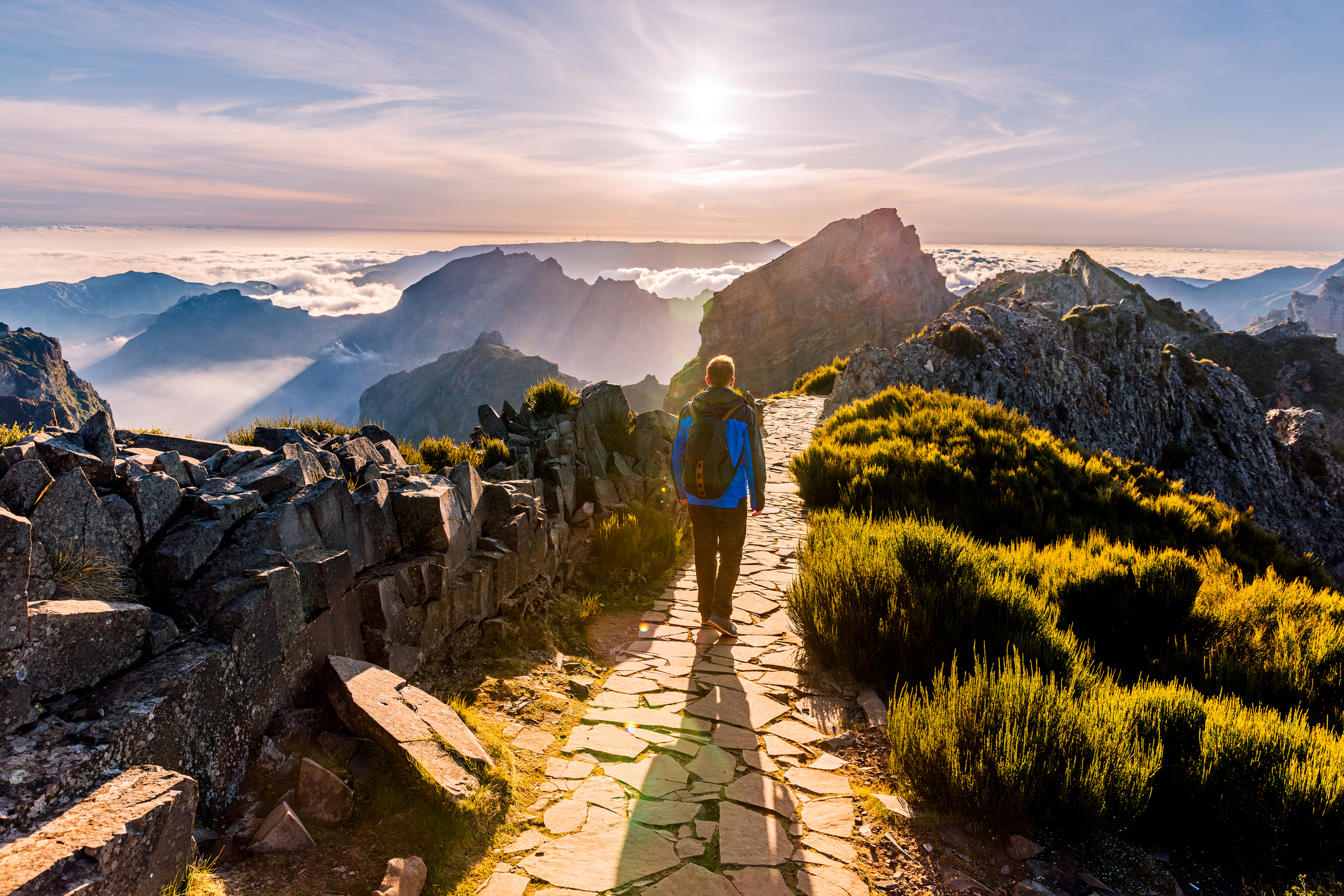 Madeira is een paradijs voor wandelaars: je loopt er langs eeuwenoude levada’s (irrigatiekanalen), door laurierbossen (unesco), over hoge bergkammen en langs de ruige kust. Het eiland is weelderig, groen en verrassend gevarieerd: van subtropische tuinen in Funchal tot kale toppen boven de wolken.