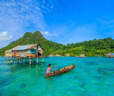 Traditionele paalwoningen en vissersboten bij het eiland Bodgaya in de turquoise wateren van Maleisië