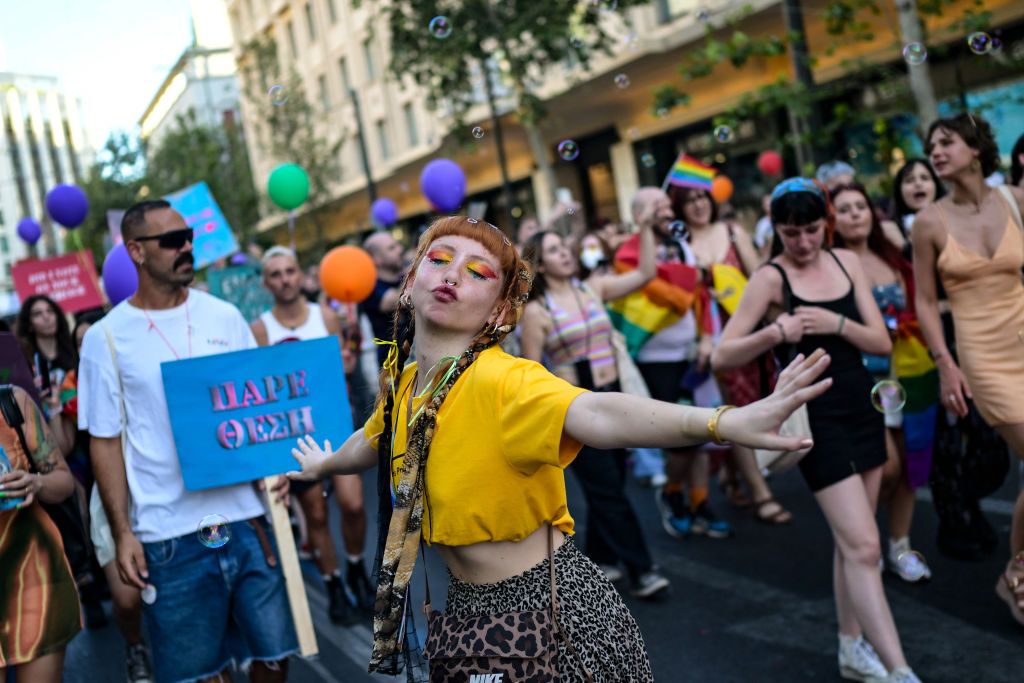 Athene barst van de geschiedenis, maar anno 2025 is het ook een stad die met overtuiging vooruitkijkt. Voor het eerst sinds de invoering van het homohuwelijk organiseert de Griekse hoofdstad een Pride waar écht iets te vieren valt. De sfeer op het centrale Syntagmaplein is uitbundig, met optredens, kunstinstallaties en een kleurrijke parade dwars door het hart van de stad. Athens Pride viert in 2025 haar twintigjarig jubileum met het thema 'We Count'.