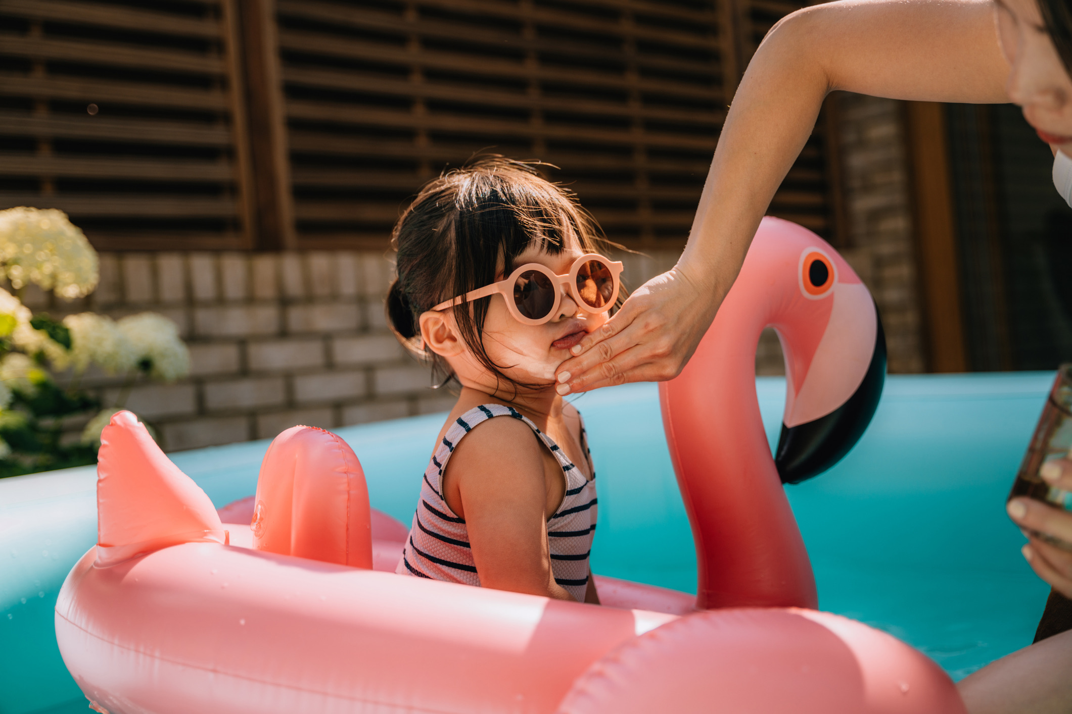 Kinderen insmeren met zonnebrandcrème: zo maak je het makkelijker