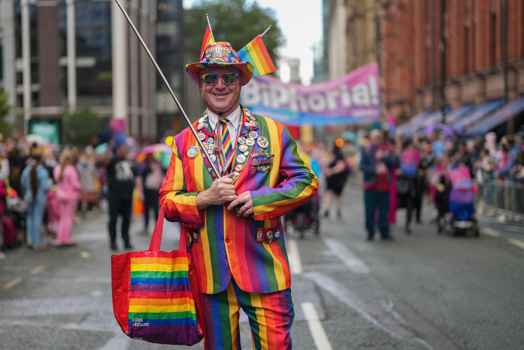 Manchester Pride is rauw, rebels en vol karakter. De stad die ooit het epicentrum was van de Britse industrie, is uitgegroeid tot een van de meest queer-vriendelijke steden van Europa. In de beroemde Gay Village rond Canal Street lijkt het Pride-weekend wel een muziekfestival, met headline acts, kunstinstallaties en activistische talks.