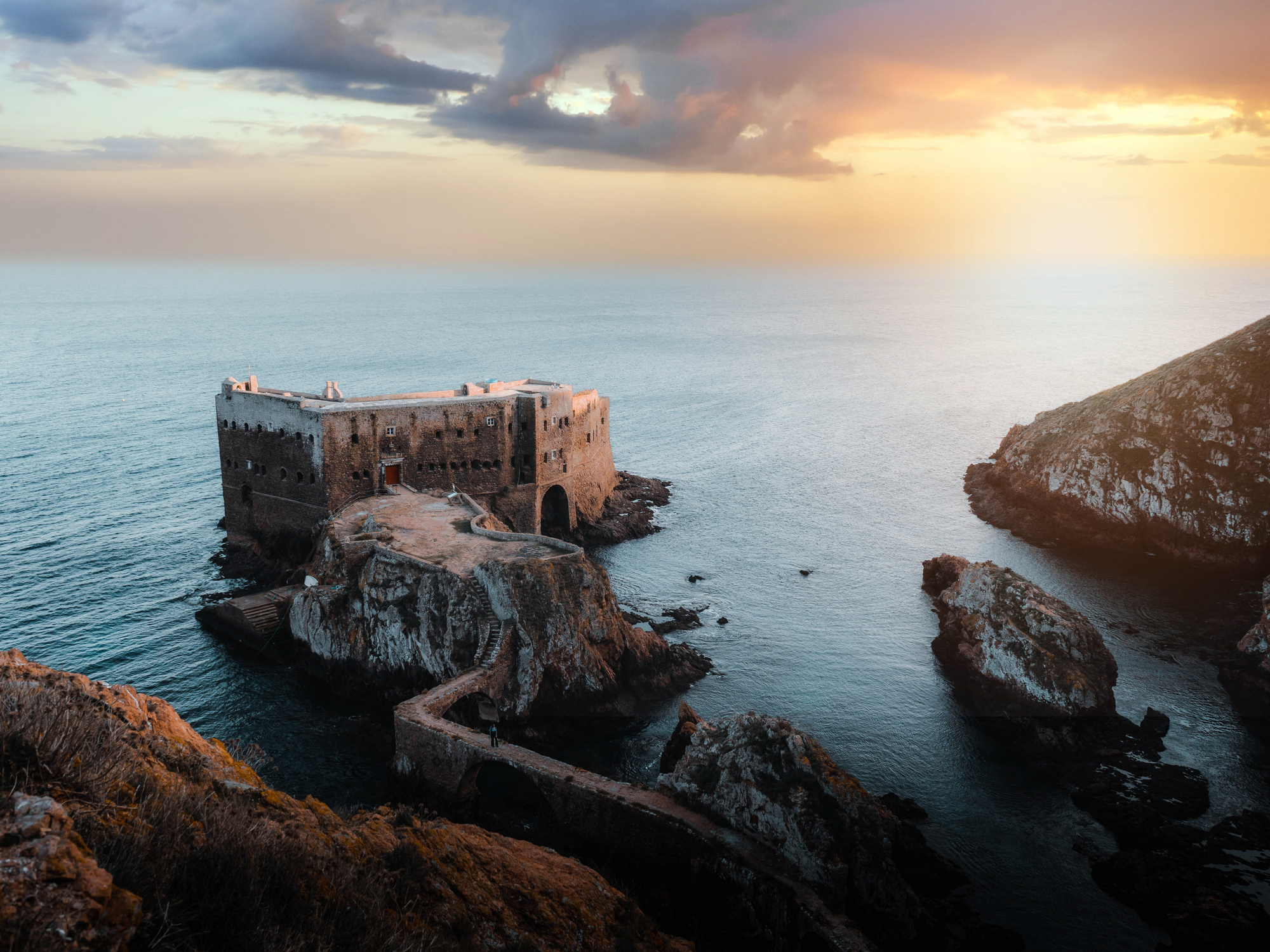 op slechts tien kilometer voor de kust van Peniche ligt een kleine, ruige archipel die door Unesco is uitgeroepen tot biosfeerreservaat. De Berlengas zijn een wereld van roze graniet, kristalhelder turquoise water en duizenden zeevogels.
