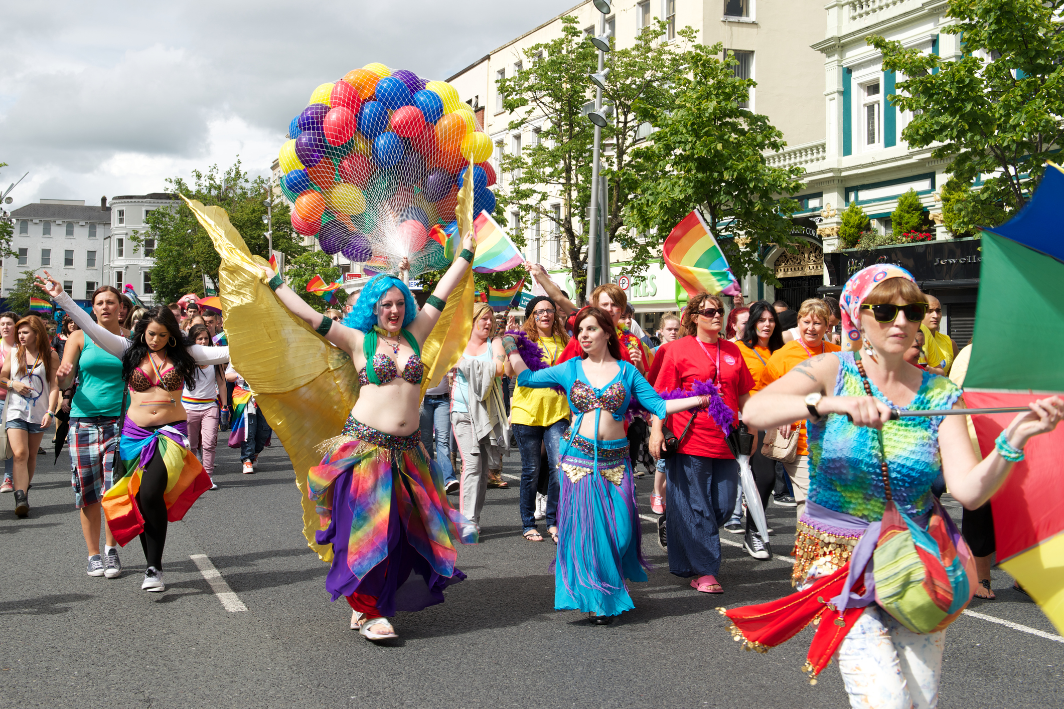 Dublin krijgt vaak alle aandacht, maar Cork Pride is het best bewaarde geheim van Ierland. Klein maar intens, intiem maar dapper. De stad kleurt een week lang in regenboogtinten met culturele evenementen, een levendige parade en een gezamenlijke picknick aan de rivier de Lee. Cork Pride viert in 2025 haar dertigjarig jubileum met het thema 'A Fearless Future. Your Pride, Your Culture'. De festiviteiten omvatten een parade, concerten en andere evenementen die de LGBTQIA+-gemeenschap in Cork en daarbuiten vieren.