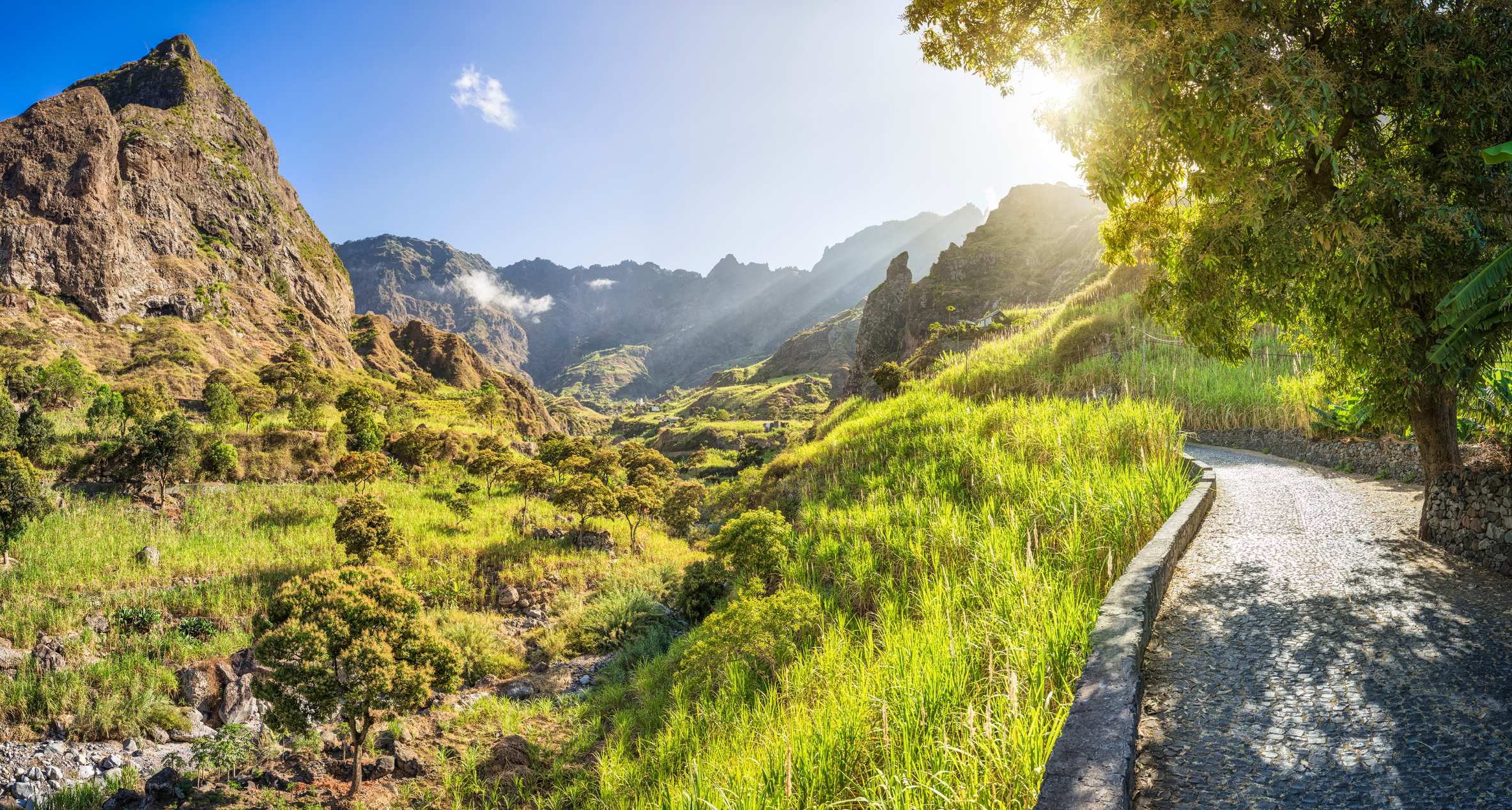 Santo Antão is het ruigste eiland van Kaapverdië en een paradijs voor wandelaars. Het landschap is spectaculair: diepe kloven, steile bergkammen, tropisch groene valleien vol suikerriet en kleurrijke dorpen die aan de rand van afgronden lijken te hangen. De sfeer is relaxed, zonder massatoerisme.
