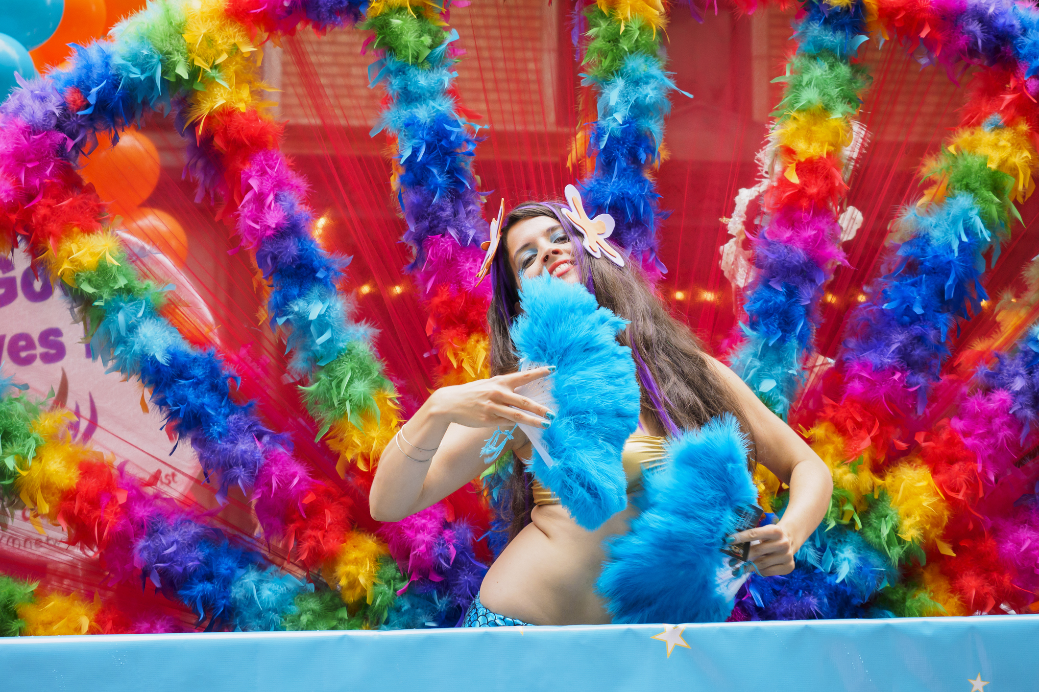 Seattle Pride is misschien niet de grootste, maar wél een van de meest progressieve en creatieve van de VS. De parade loopt door het hart van downtown Seattle, maar het echte leven speelt zich af in Capitol Hill: een wijk waar rainbow crossings en queer boekwinkels net zo vanzelfsprekend zijn als koffiehuizen en tech-startups.