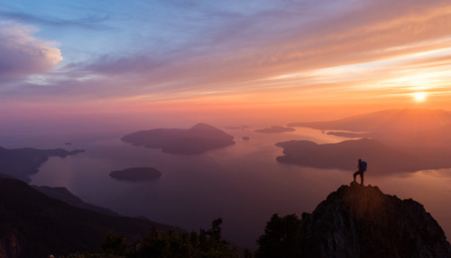 Hiker staat op een bergtop in Suriname