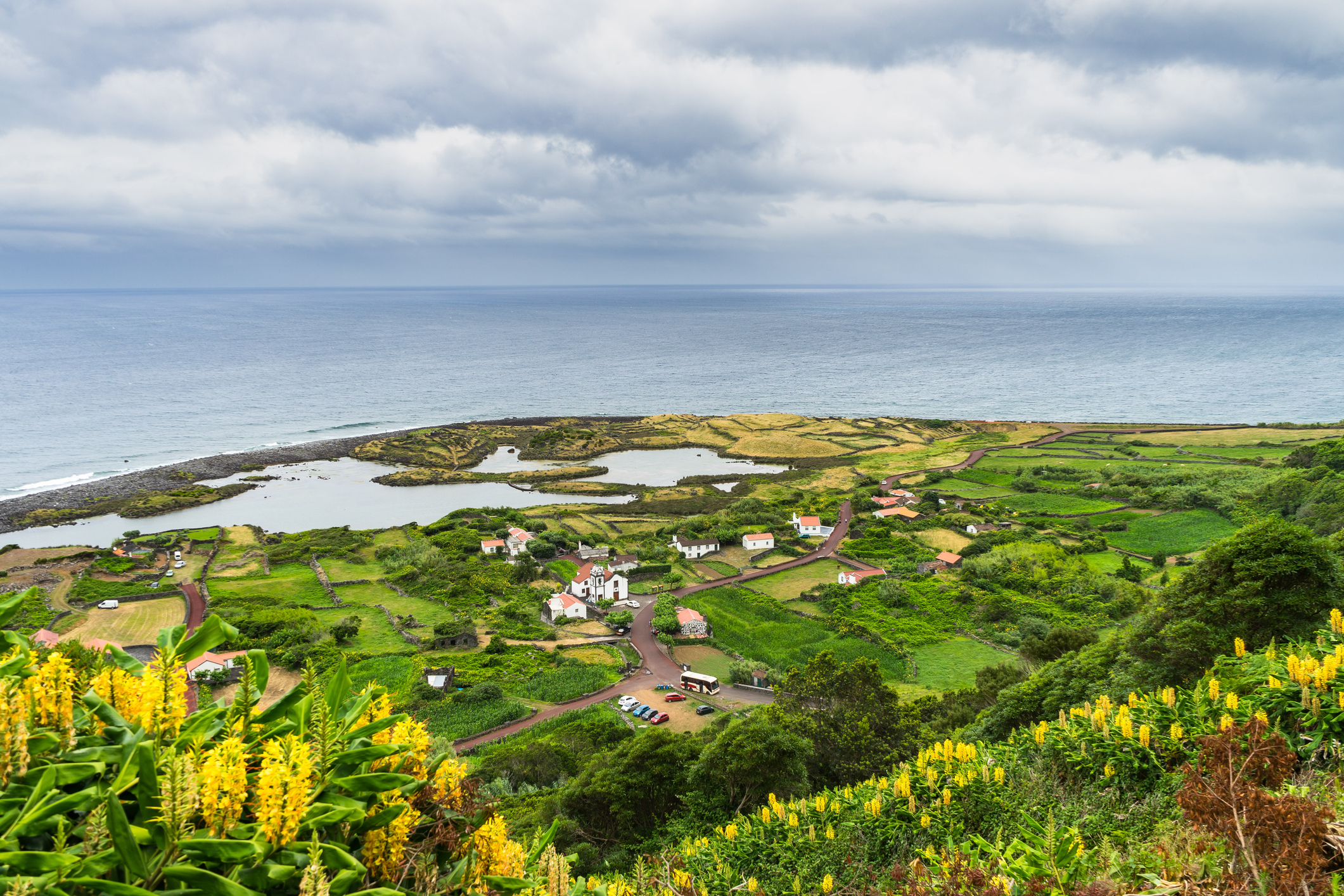 São Jorge op de Azoren is lang, smal en spectaculair groen. Het eiland is beroemd om zijn fajãs: vlakke kustvlakten aan de voet van kliffen, vaak alleen bereikbaar te voet of per boot. De natuur is dramatisch, de wandelroutes zijn uitdagend en het eiland is nog relatief onbekend.