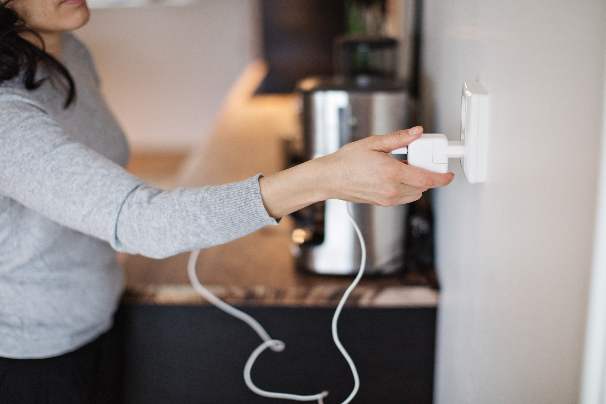 Loop vlak voor vertrek een laatste rondje door het huis en trek de stekkers uit van apparaten die onnodig in stand-by staan, zoals de tv, computer, router en het koffiezetapparaat. 