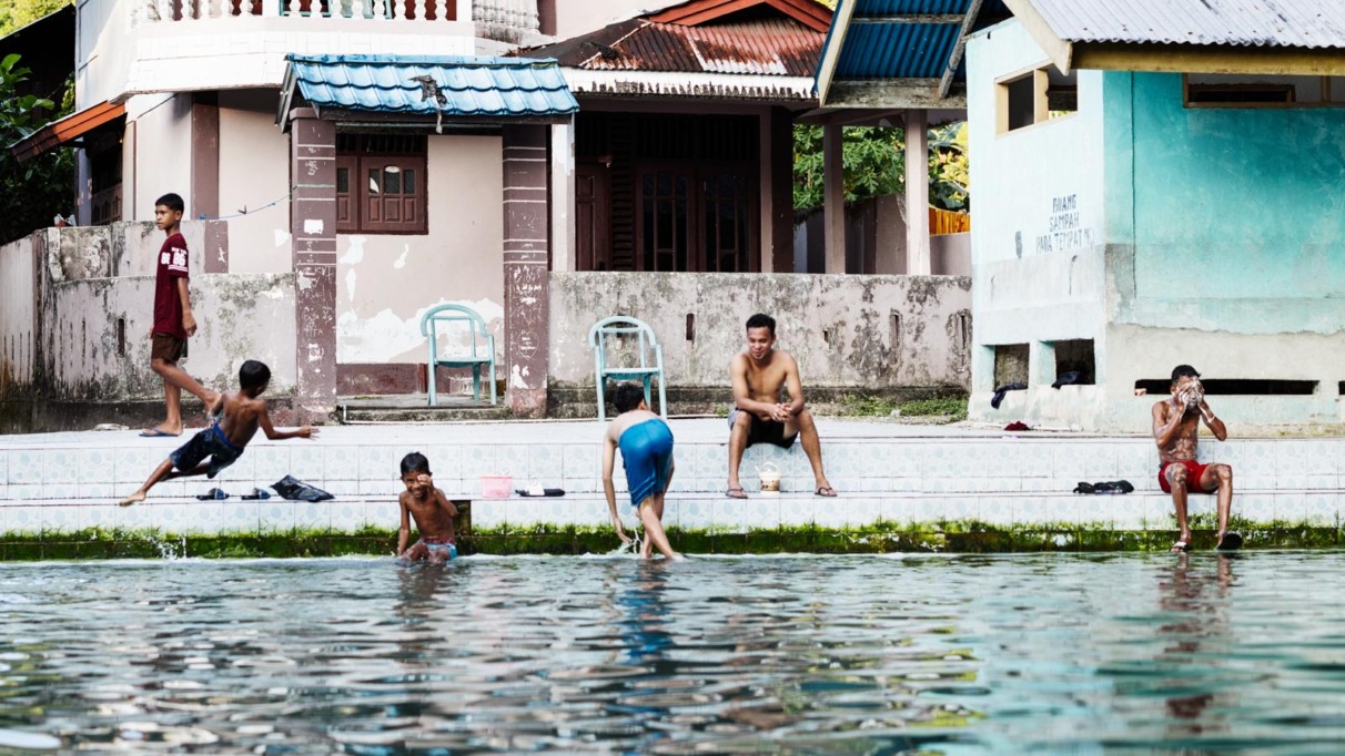 Kinderen spelen in Maluku, Seram, Indonesië