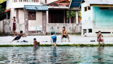 Kinderen spelen in Maluku, Seram, Indonesië
