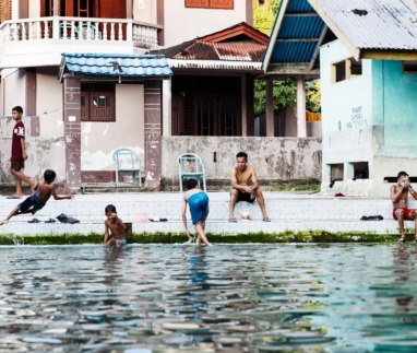 Kinderen spelen in Maluku, Seram, Indonesië