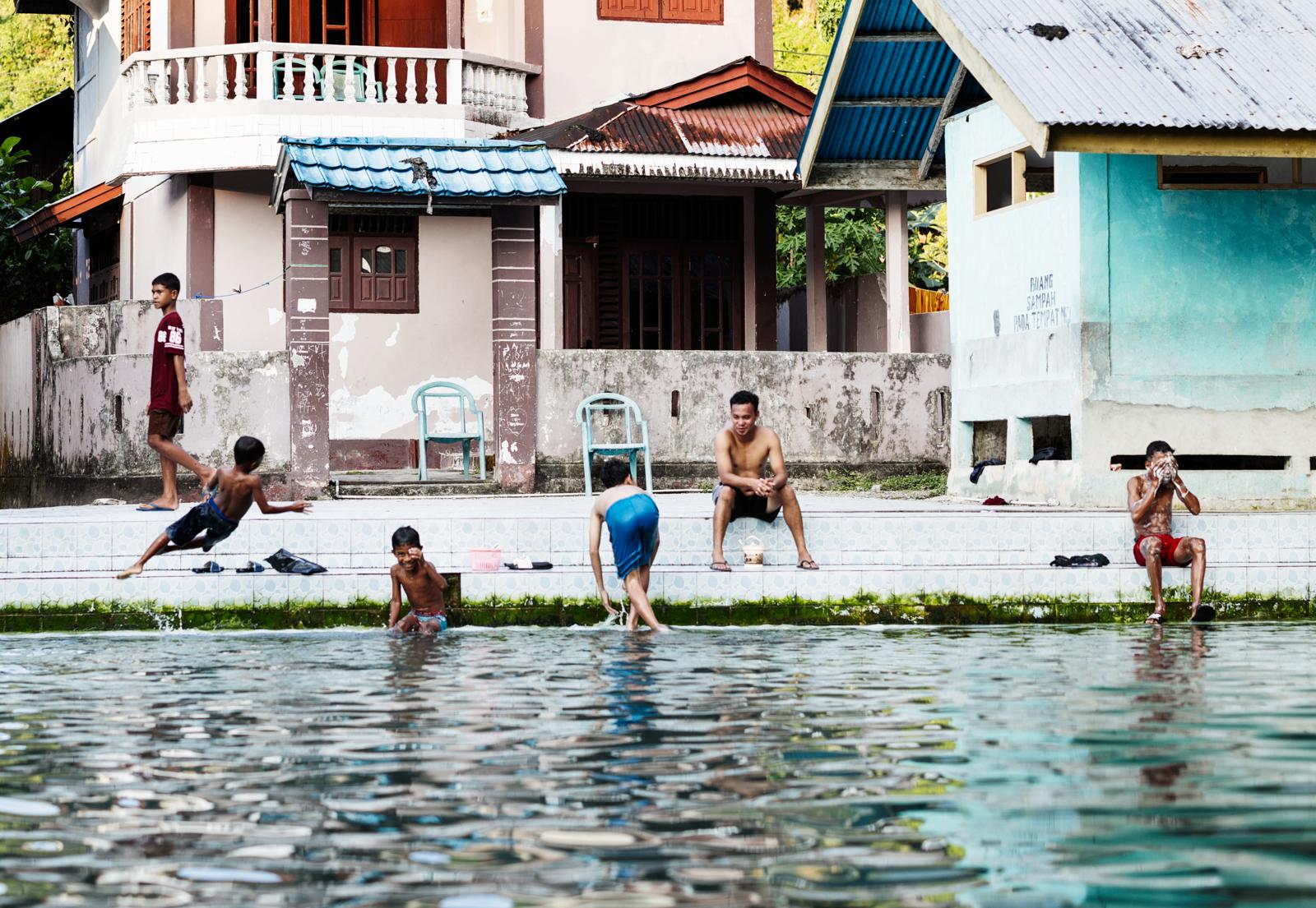 Kinderen spelen in Maluku, Seram, Indonesië