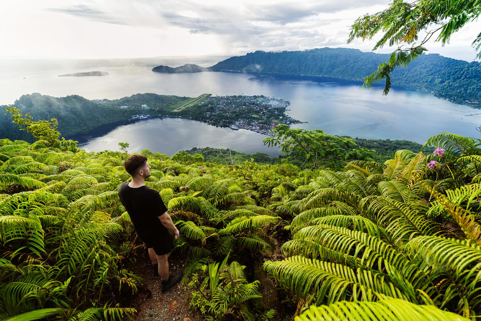 Over een pad dat continu stijgt loop je – met of zonder gids – in ongeveer 2 uur naar de top van de 640 meter hoge Gunung Api. 