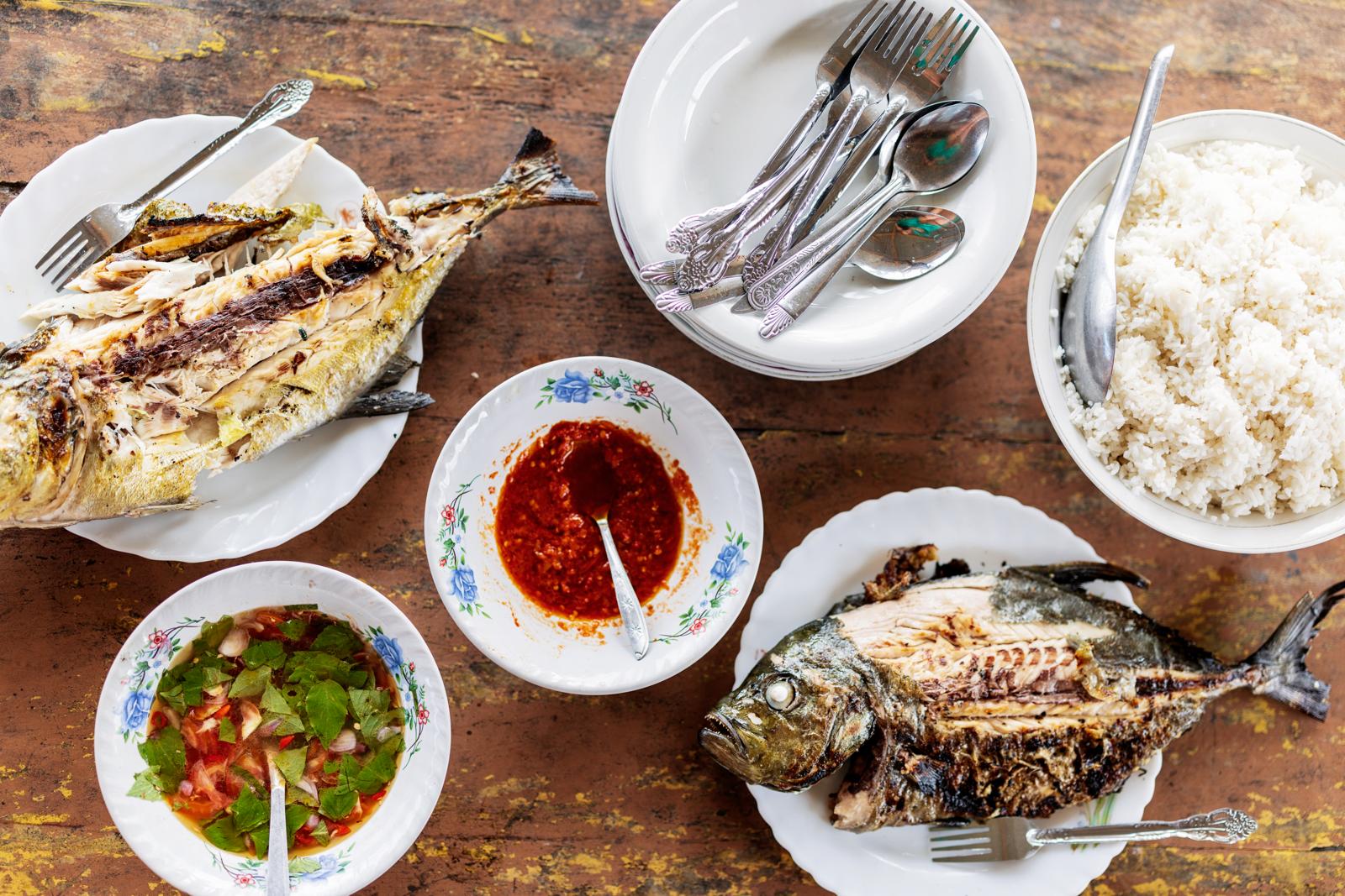 In stalletjes en kleinere restaurantjes probeer je ulang ulang (gemengd gekruide groenten), bakso (soep met ballen), colo-colo (pittige saus) en nasi bungkus, een puntzak van bananenblad met gele rijst en noedels en toppings als ei, gedroogde tonijn of rendang, kroepoek, sambal en seroendeng. 