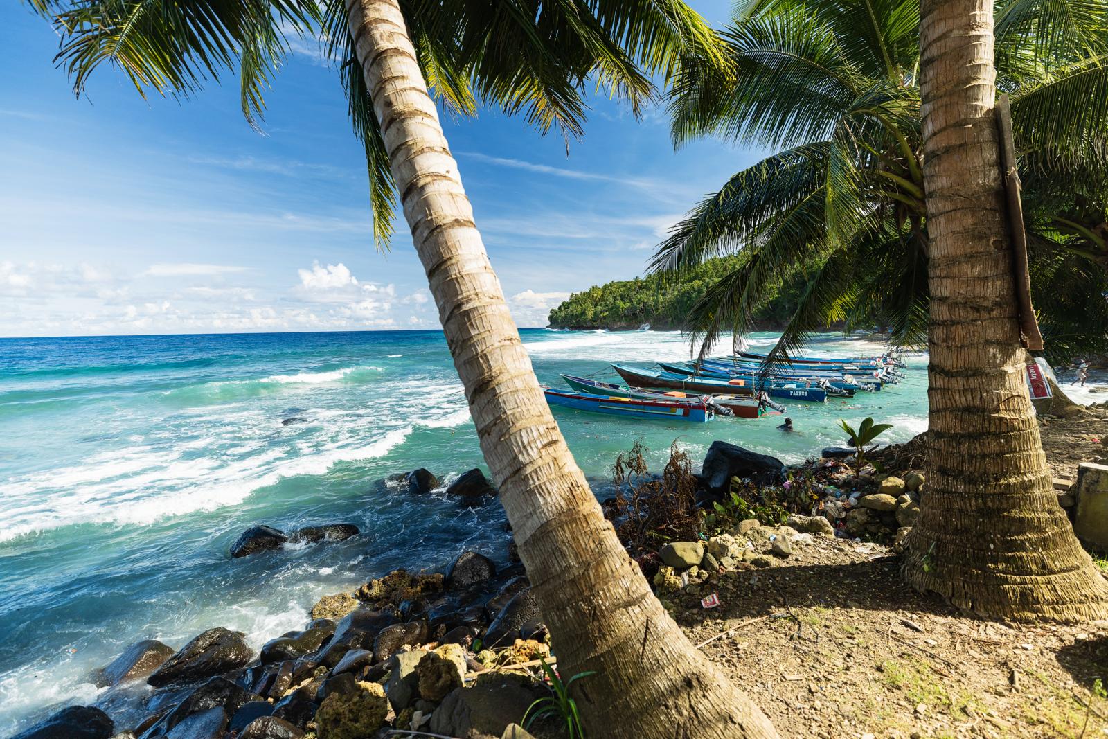 De beste manier om Banda Besar te verkennen? Met een scooter over de ‘Ringweg’. Onderweg raak je betoverd door het uitzicht vanuit Fort Holandia, las je een drinkpauze in bij Kafe Tikungan Kanari, relax je op Lautang Beach en voel je je een Tomb Raider in de overgroeide ruïne van Fort Concordia.