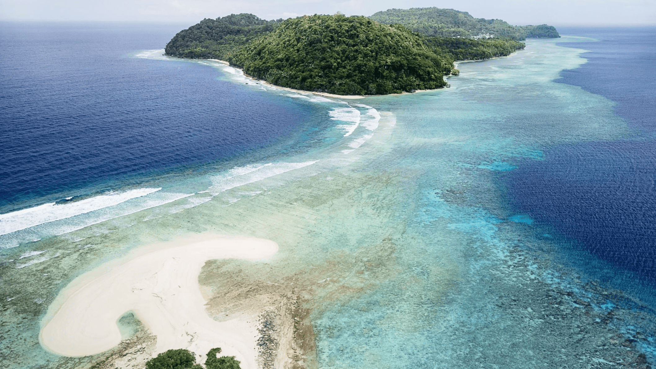 Terwijl Nieuw-Amsterdam uitgroeide tot New York is Run, het eiland dat de Nederlanders ervoor terugkregen, in al die eeuwen nauwelijks veranderd. Tijdens een struintocht door straten met sierlijke slingers en kleurrijke huizen word je begroet door de vriendelijke bewoners. Voor de noordkust ligt het Robinson Crusoe-eiland Neilaka waar je geweldig kunt snorkelen boven het rif en een wall.