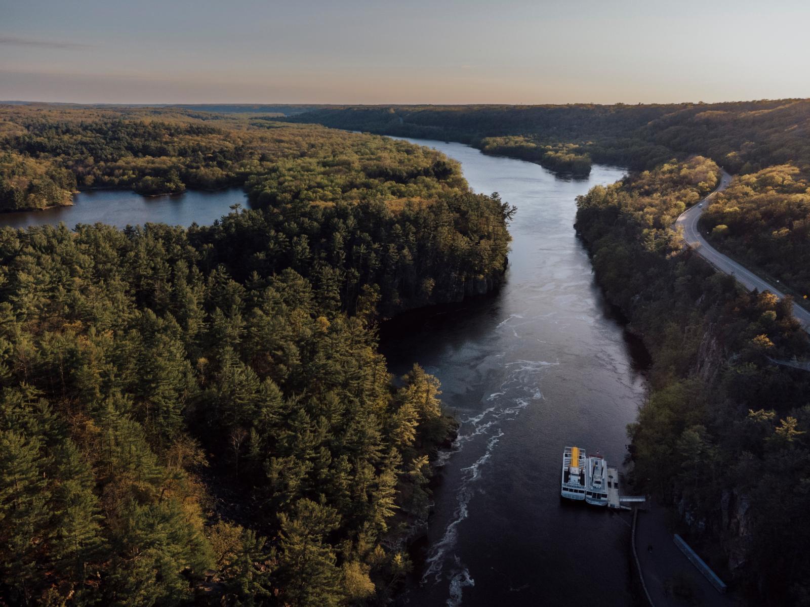 Ten noorden van de Twin Cities in Minnesota, op de grens met Wisconsin, nodigt de smalle en wilde St. Croix-rivier uit tot een wandeling over basaltkliffen, langs gletsjerpoelen en lavaformaties. Bij het schilderachtige Taylor Falls liggen heuse rivierboten klaar waarop je een rondvaart kunt maken.